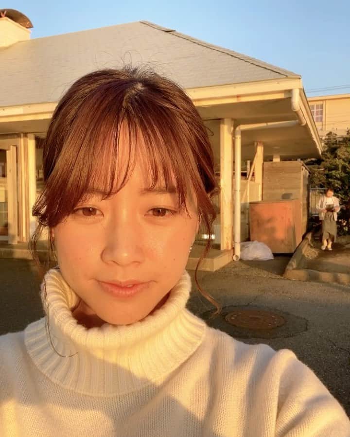 阿部智帆のインスタグラム：「☀️🌊👏 . . 尊敬する後輩・えみり☺︎❤︎ 年下とは思えないほど 何でも分かち合ってくれる存在に感謝✨ . #ヴィーナス #白とっくり姉妹 . 今日はファン感ですね🧡 みなさん楽しんできてくださいね😊」