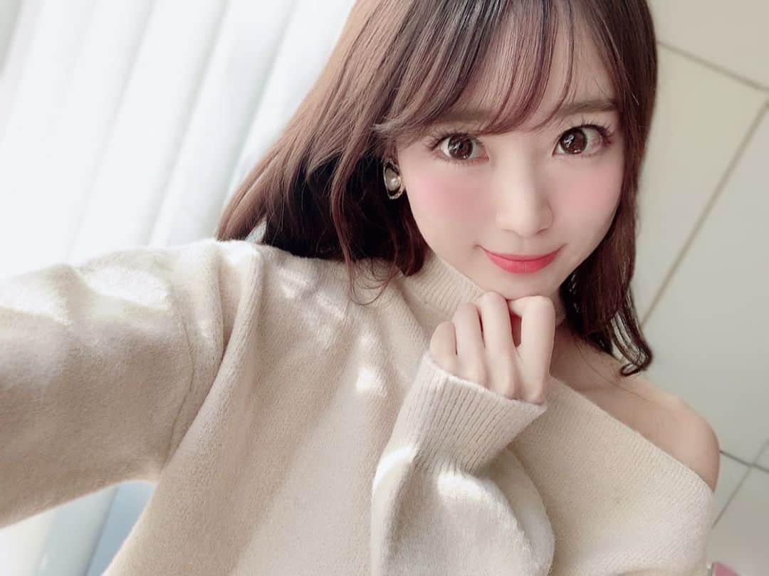 小越しほみさんのインスタグラム写真 - (小越しほみInstagram)「おはようございます☀️ ・ きょうの生存報告🧚‍♀️ ・ ・ ・ ・ ・ #goodmorning #gutenmorgen #アクセサリー #accessory #ピアス #イヤリング #hotping #肩出しニット #knit #selfie #自撮り #japanesegirl #かたみん」11月23日 10時03分 - shihomi1129