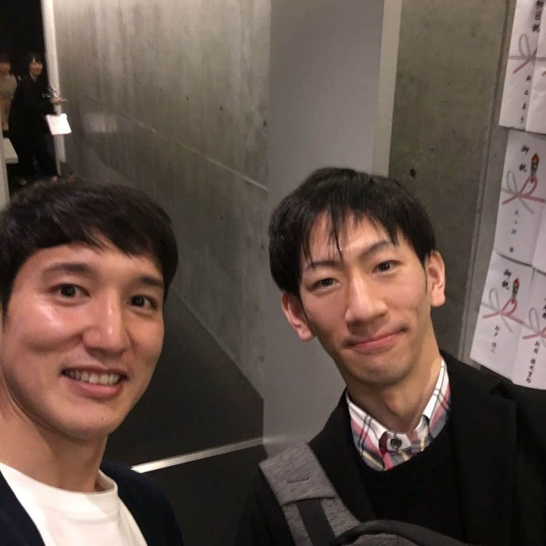 坂東新悟さんのインスタグラム写真 - (坂東新悟Instagram)「昨日は八嶋智人さん田野倉雄太先輩出演のカムカムミニキーナの舞台『両面睨み節〜相四つで水入り〜』を拝見してきました。 いくつもの場面が絡み合って繋がっていく感じや考えさせられるシーンなどこれぞ演劇！で刺激をいただきました！ これは24日まで、私の方のオグリは25日までです！！ #カムカムミニキーナ #両面睨み節 #相四つで水入り #八嶋智人 #田野倉雄太 #スーパー歌舞伎Ⅱ #新版オグリ #坂東新悟」11月23日 10時06分 - bandou_shingo_official