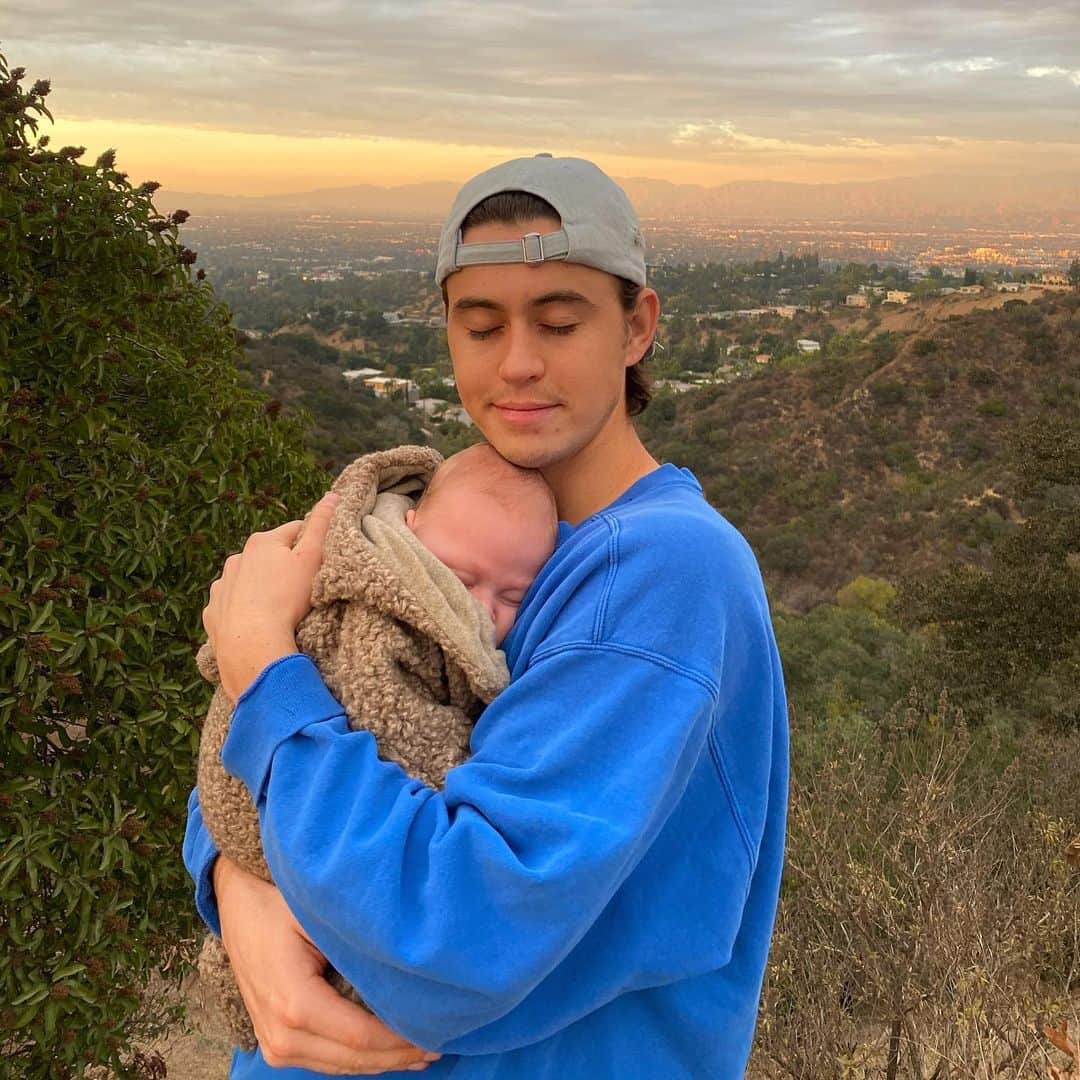 ナッシュ・グリアのインスタグラム：「😌」
