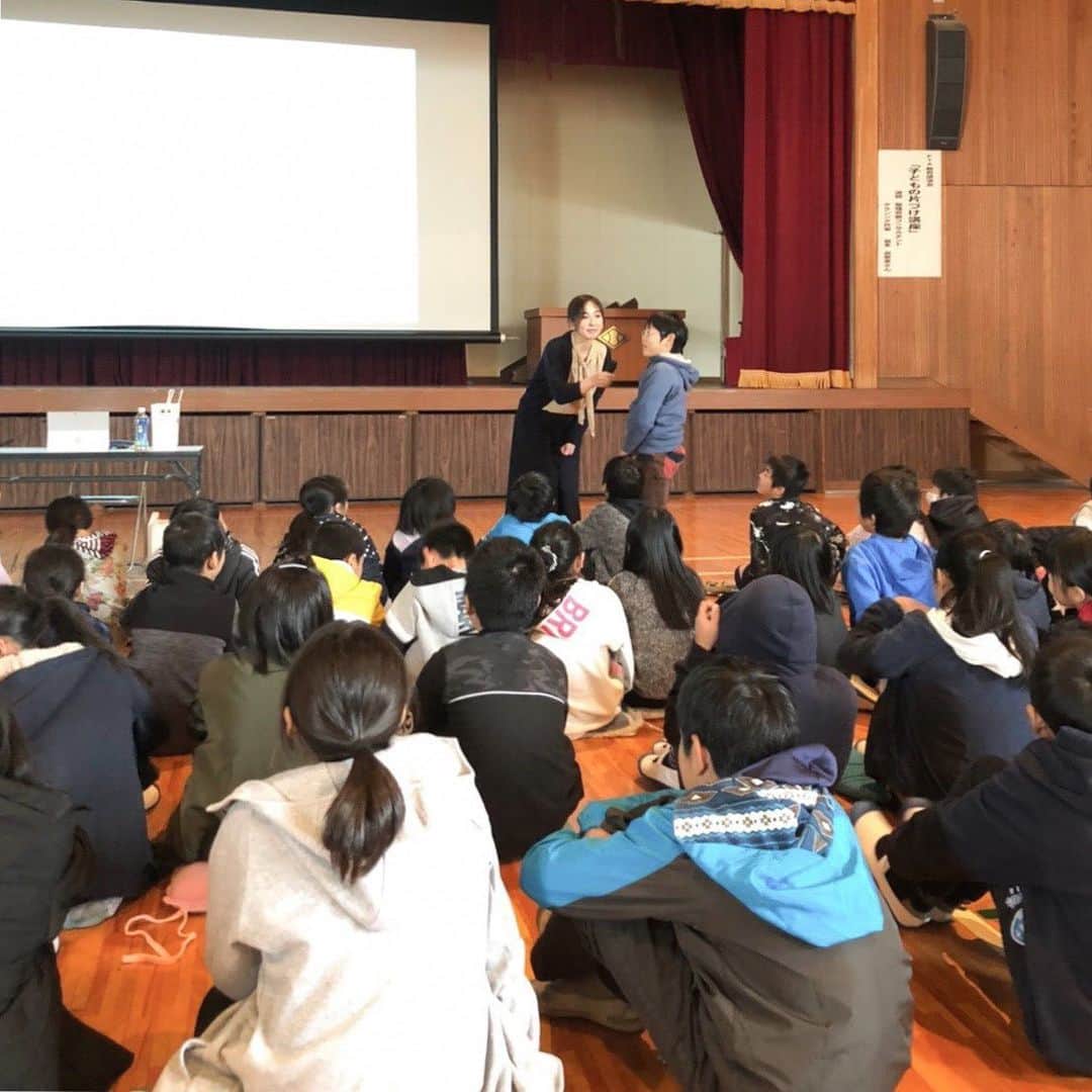 瀧本真奈美さんのインスタグラム写真 - (瀧本真奈美Instagram)「. おはようございます✳︎ . . 昨日は滋賀県の某小学校で ▪️子どもの片づけ▪️についての 講演会をさせていただきました☺︎ . . こんな貴重な機会は、私が大阪で以前開催した 【片づけ遊び指導士認定講座】を受講してくれた @arika_919 さんから声をかけていただいた ことで実現しました✳︎ . . 素敵な校長先生をはじめ先生方がとても 温かく迎えてくださり ●参加希望いただいた保護者の方 ●5、6年生の生徒さん あわせて200名もの方が参加くださり 本当に有り難かったです♥️ . . 開催までご尽力いただいた PTAの皆さん、そして @arika_919 さんにも心から感謝いたします✨✨✨ （画像1、2枚目が @arika_919 さんのお家です♡ 私も子どもが小さくてまだ一緒に暮らしてたら こんな家にしたいなと、羨ましく思いました☺︎） . . 最後のpicは参加いただいた 保護者様一部の方々からの感想です♡ 親御さんも、お子さん達も 片づけに苦しまない暮らしになればいいなと お話した内容が、何かのきっかけになっていれば いいなと思っています☺︎ . . 今回初めての教育機関での登壇でした✳︎ 今後もできればこのような活動を続けて。。。 . . ▪️親御さんにも ▪️お子さん達にも ▪️おばあちゃんやおじいちゃん方にも ▪️そして先生方にも . . 皆さんに伝わる 【家族や集団で、お互いを思いやり合う片づけ】 をお話していけたらと思っています✳︎ . . 片づけでイライラしない世の中になるよう 微力ですが頑張っていきます♡ . . お世話になった皆様 本当にありがとうございました！ . . . ———————————— . 毎日がちょっとずつ楽しい♡ そんな暮らしが増えるように 新書籍に思いを詰め込みました✳︎ . 【あなたを苦しめるものは、手放していい】 ハイライトよりご覧下さい☺︎ . . ✳︎✳︎✳︎✳︎✳︎✳︎✳︎✳︎✳︎✳︎ . more pic ⬇️ @takimoto_manami . . ✳︎✳︎✳︎✳︎✳︎✳︎✳︎✳︎✳︎✳︎ . . #講演会 #小学校 #セミナー講師 #登壇 #整理収納教育士 #片づけ遊び指導士 #子どもの片づけ #滋賀 #皆さんに感謝 #家族片づけ #思いやり #片づけ嫌いにならない子育て #お悩みコメント参考にさせていただきました #ご協力ありがとうございました #全国対応します #イライラしない子育て #ストレスリセット #片づけスイッチ押します #暮らし #生活技能 #片づけ #PTA #子どもさん達可愛すぎる #ママストレスを減らしたい」11月23日 10時09分 - takimoto_manami