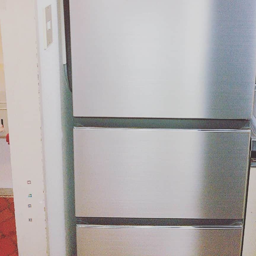 鈴木夏未さんのインスタグラム写真 - (鈴木夏未Instagram)「新しい冷蔵庫がきました ・ ・ 排熱の規格が変わって 壁にぴったりついています ・ ・ スリムで嬉しい♡ ・ ・ まだ空っぽです ・ ・ 前の冷蔵庫は10年以上使っていたから 最近故障したり復活したりの繰り返し ・ ・ 買い替えどきを考えつつ 前の冷蔵庫に愛着があり なかなか買い替えしませんでした ・ ・ とはいえ新しい冷蔵庫もいいものですね ・ ・ #hitachi #排熱 #冷蔵庫」11月23日 10時14分 - natyumisuzuki