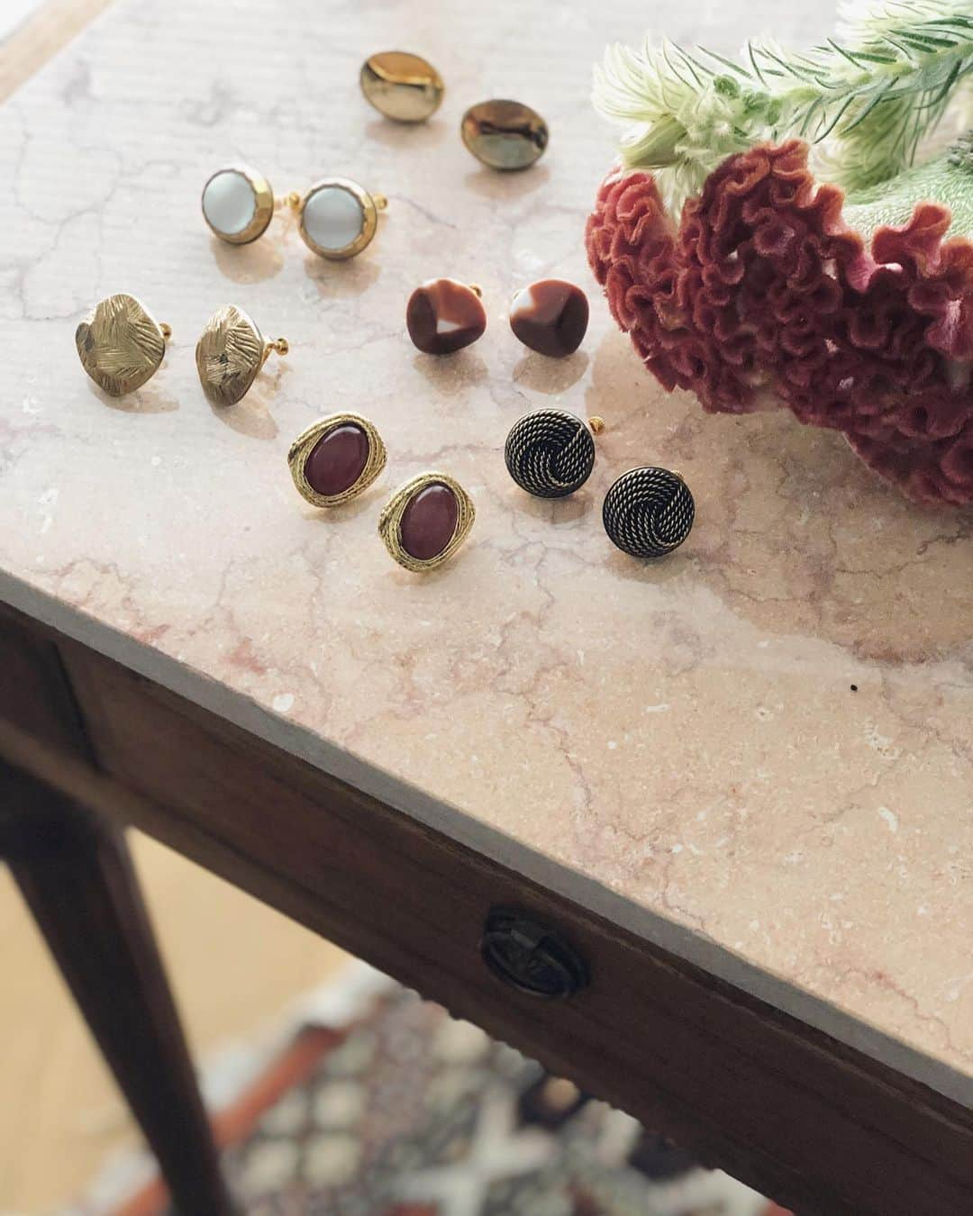 白澤貴子さんのインスタグラム写真 - (白澤貴子Instagram)「My earrings with vintage parts are coming soon♡ ﻿ ﻿ 以前お知らせした @ader_official とパリでヴィンテージパーツを買い付けて作ったコラボレーションイヤリングたち。 ﻿ ﻿ 毎日着てるニットのままでも、このイヤリングをつけるだけでクリスマスシーズンにちょっと気持ちが華やぐ、そんなものになってくれればという願いをこめて作りました。﻿ ﻿ 来週水曜日、11/27の10時から、遂に伊勢丹新宿店のポップアップと伊勢丹オンラインにて発売開始します♪﻿ ﻿ 発売日の夜20時頃からはインスタライブでひとつひとつお見せしたいと思いますのでもっとよく見たい！という方はチェックしてみてください。﻿ ﻿ また、11/30(土)には伊勢丹新宿のお店に私も立ちます！﻿ 是非お気軽にお越しください🙇‍♀️ ﻿ ﻿ デザインによっては数がかなり限られているものもありますので狙っているものがある方はお早めに♡﻿ ﻿ 詳しくは下記をご確認くださいませ。﻿ ﻿ ・・・・・・・・・・・・・・・・・・・・・・・﻿ ﻿ 11/27(水)〜12/3(火)﻿ 【ADER.bijoux ×TAKAKO SHIRASAWA】in PARIS 2019 holiday special﻿ ﻿ 伊勢丹新宿店　1F イベントスペース﻿ @ader_isetanshinjuku ———————————————————————-﻿ パリ在住のデザイナー英里・リストリと﻿ パリが第二の故郷である白澤 貴子 氏。﻿ パリとヴィンテージをこよなく愛する2人﻿ @takakoshirasawa ﻿ @ader_eri ———————————————————————-﻿ 2人が出会い誕生したジュエリーは﻿ ホリデーシーズンに華やかな高揚感と﻿ 彩りをもたらしてくれる予感！﻿ 皆さまのご来場をお待ちしております。﻿ ———————————————————————-﻿ 白澤 貴子氏 、英里・リストリ﻿ 来店イベント﻿ 11/30(土) 14時〜18時 ———————————————————————-﻿ ※ヴィンテージパーツのため個体差がございます。﻿ ご了承くださいませ。﻿ ﻿ #ADERbijoux #ADER﻿ #jewelry #accessory﻿ #vintage #deadstock﻿ #earring #PARIS」11月23日 10時14分 - takakoshirasawa