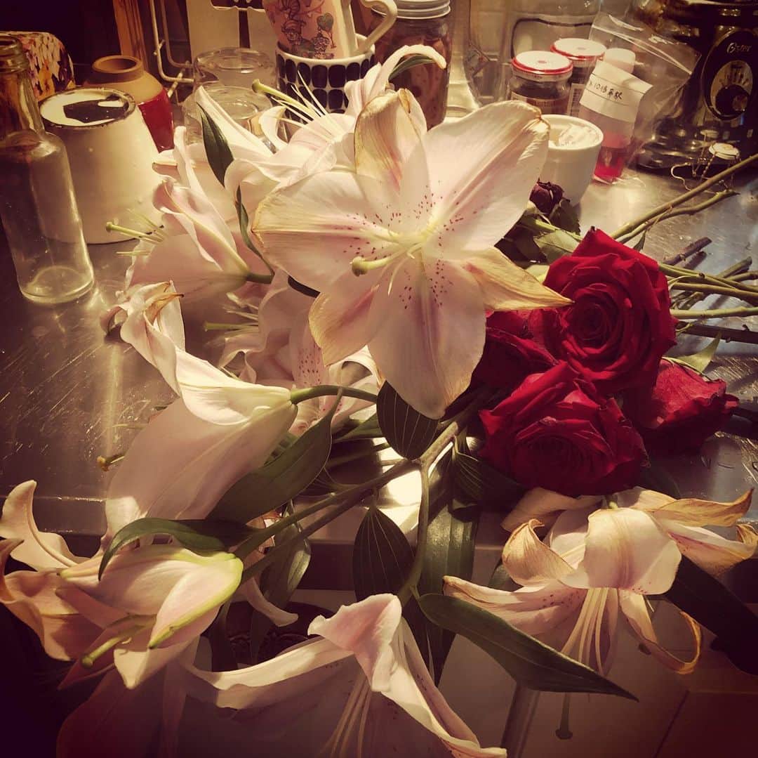藤田朋子さんのインスタグラム写真 - (藤田朋子Instagram)「#切り花 #だんだん #器を変えて #空き瓶は必要なのよ #薔薇 #ガーベラ #大好き #roses #vase #favorite #red #orange #yellow #vitamin  #flowers #makemehappy  #kitchen #actress #tomokofujita #藤田朋子 #weekend」11月23日 10時15分 - chiendormant