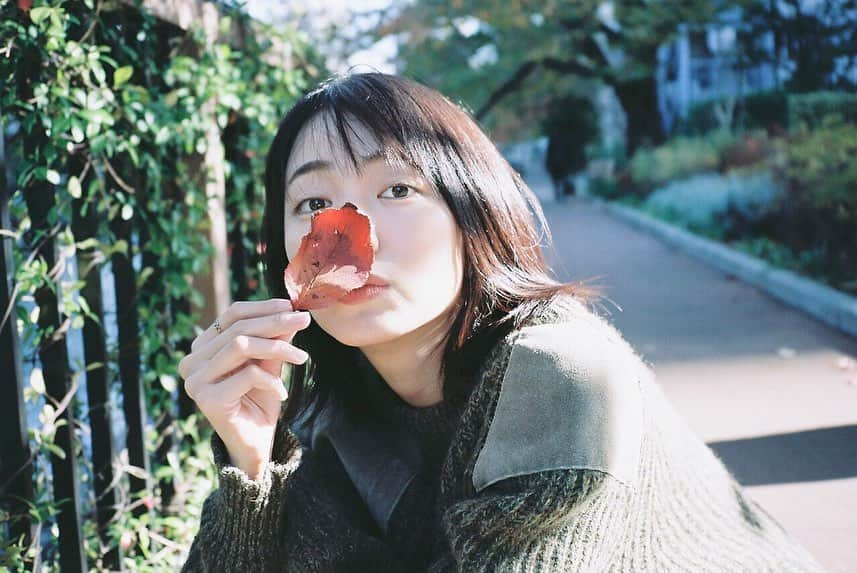 小島梨里杏さんのインスタグラム写真 - (小島梨里杏Instagram)「おはよう。もう秋はおわり？🍁🍂 . 大阪公演4日目。今日は13:00〜/18:00〜 #舞台 #ザフォーリナー キャサリン行ってきます✨☝🏻」11月23日 10時25分 - r_riria