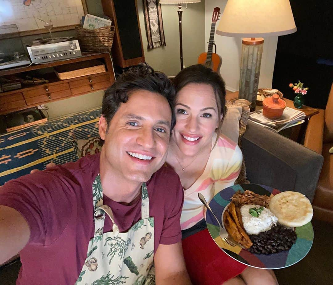 エドガー・ラミレスさんのインスタグラム写真 - (エドガー・ラミレスInstagram)「🇻🇪 My dear @jennifer.garner has been introduced to “Pabellón Criollo” and she loves it! • “Pabellón Criollo” is the Venezuelan National dish, the local version of the rice and beans combination found throughout the Caribbean. It is a plate of rice, shredded beef in stew, stewed black beans and fried plantain slices 😋 - we also add an Arepa, a rounded kind of ground corn flour cake that we eat at all times and fill in with all kinds of delicious stuff! - #YesDay first week • #netflix • 🇪🇸 ¡A mi querida @jennifer.garner le encantó el “Pabellón Criollo"! • “Pabellón Criollo” es el plato nacional venezolano, la versión local de la combinación de arroz y frijoles que se encuentra en todo el Caribe.  Es un plato de arroz, carne mechada en estofado, frijoles negros guisados ​​y rodajas de plátano frito 😋, ¡también agregamos una Arepa, una especie de torta de harina de maíz molido que comemos en todo momento y rellenamos con todo tipo de cosas! -」11月23日 10時42分 - edgarramirez25