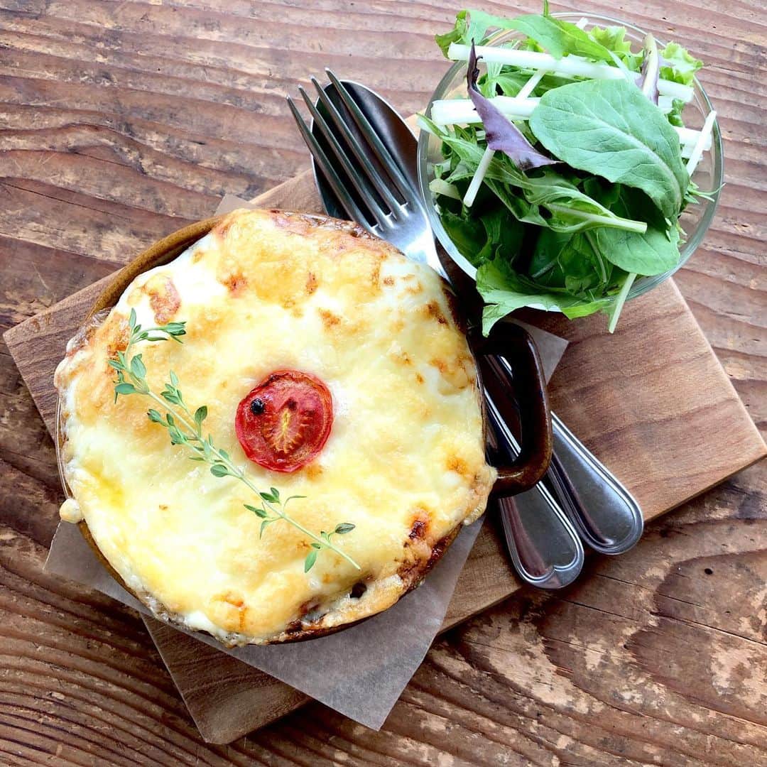 のインスタグラム：「【手紙舎つつじヶ丘本店】 おはようございます。ぐっと冷えこんできましたね。本店では、チーズをたっぷりとのせて、アツアツにこんがりと焼き上げた、ミートソースドリアをご用意しております。店内あたたかくしておまちしております。 . 2019.11.23.土 . #手紙舎#手紙社#tegamisha#柴崎#つつじヶ丘#つつじヶ丘本店#手紙舎つつじヶ丘本店#調布#調布カフェ#神代団地#神代団地商店街#コーヒー#珈琲　#coffee#cafe#tokyocafe#ドリア#ミートソースドリア#ミートソース#アツアツ#冬」