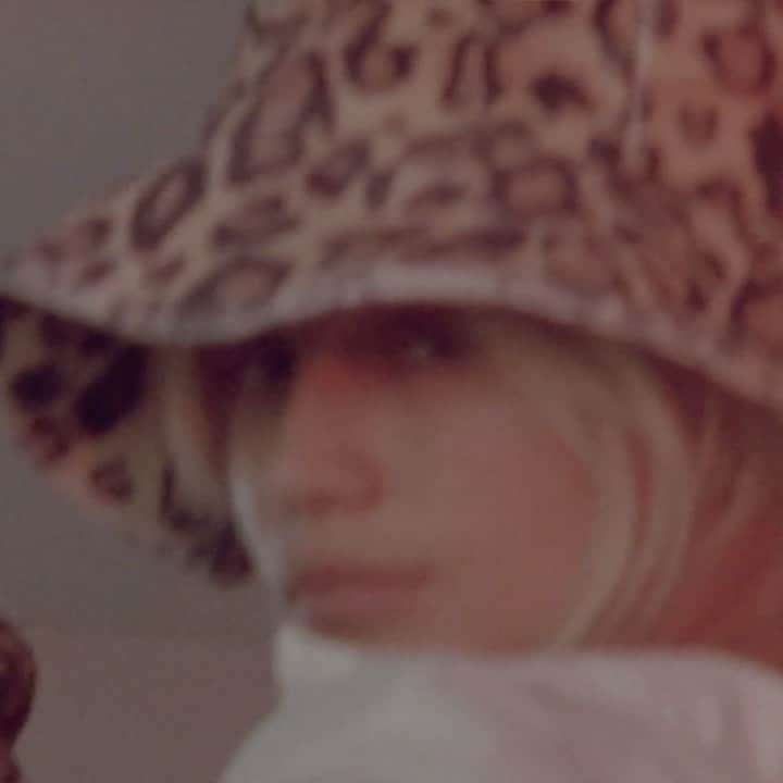 ケイリン・ルッソのインスタグラム：「🛏🍰🥀」