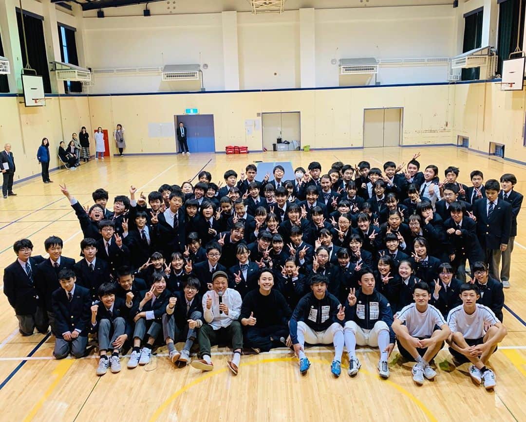 太田雄貴さんのインスタグラム写真 - (太田雄貴Instagram)「鉢山中学校！！ みんなめちゃ良い子！  今週日本協会として、4校訪問😂めざせ、年間300校笑笑  その為には、スタッフ含めて、かなりの進化が必要。大変だ😹  選手として頑張ってくれてる、 @yp_chan69 のフォローよろしくお願いします🙏」11月23日 10時46分 - yuki_ota_fencing