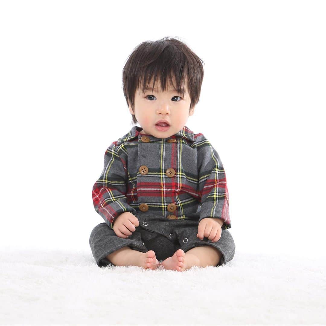TAPPETのインスタグラム：「ベビーのうちしか着れないロンパース❣️赤ちゃんらしさがたまらなくかわいいですよね☺️ こちらのロンパースはキッズサイズのトップスもあるので、お揃いコーデができますよ✨」