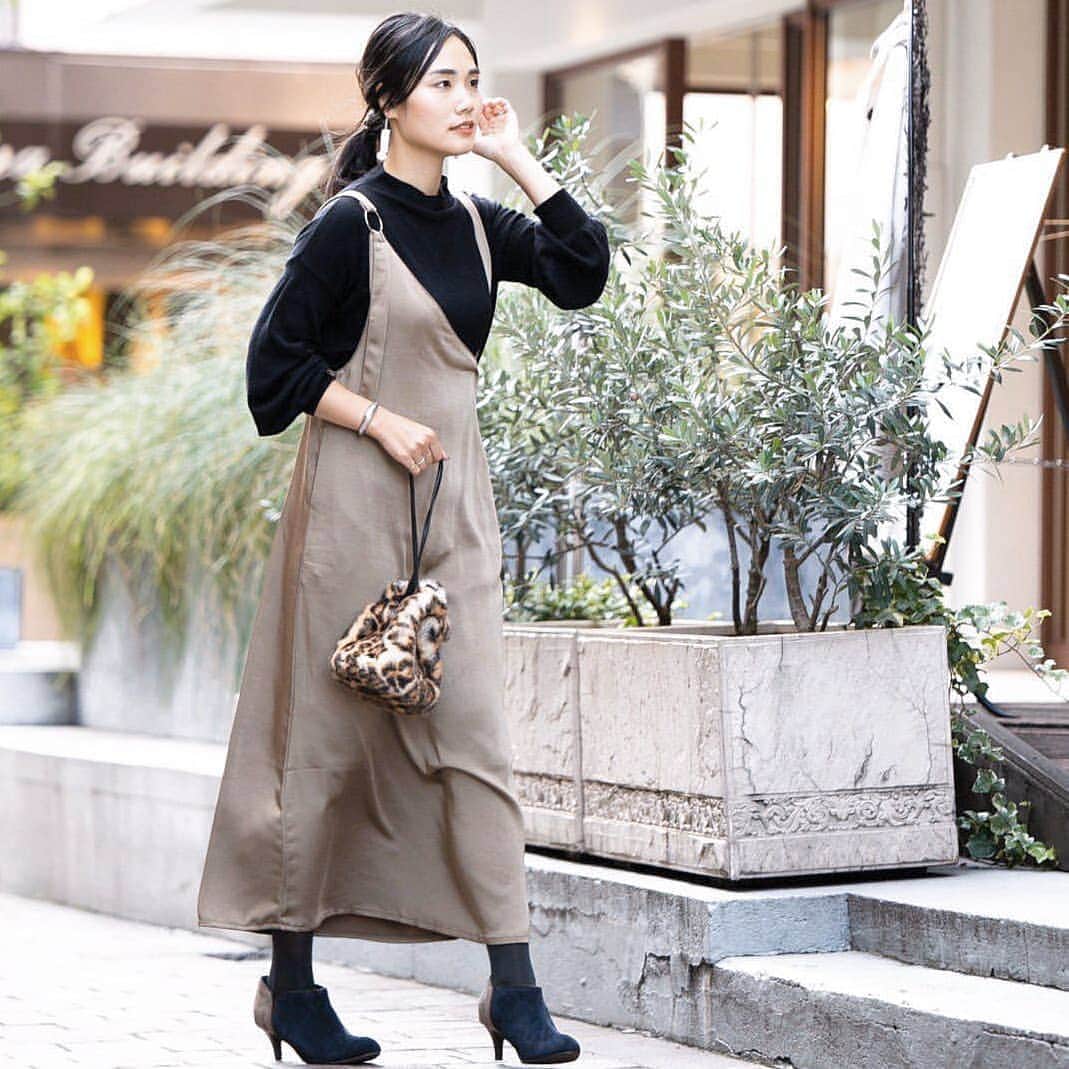 Eri Satoのインスタグラム：「【outletshoes×rakuten】 · tops: @fabia.jp  one-piece: @auntmaries.official  shoes: @outletshoes_official  bag: @zakkabox_  bangle: @dress_accessory · アウトレットシューズ( @outletshoes_official )さんと楽天のタイアップページに、娘と一緒にモデルとして参加させて頂きました🤗 今日1日、@satoeri626 のトップのURLにページを貼っておくので見てみてくださいね👀 @maakkiii1144 ちゃんも一緒💗 · スタッフの皆様ありがとうございました✨ · #アウトレットシューズ#outletshoes_life #fashion#ootd#outfit#code#coordinate#style#ファッション#コーディネート#コーデ#プチプラ#プチプラコーデ#ママコーデ#シンプルコーデ#mamagirl#locari#partegram#読者モデル #l4like#カジュアル#お洒落さんと繋がりたい#ブーティ#撮影#モデル#ママモデル#楽天」