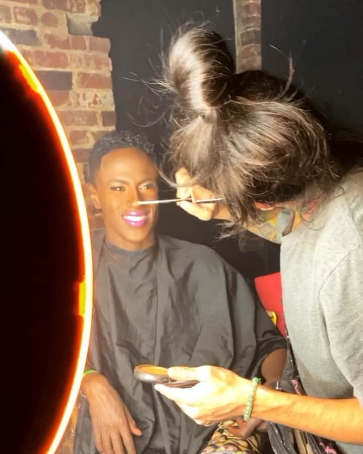JONTE’のインスタグラム：「Yaz TEAM No sleep!  7:30am call time 🥴 went from busted 2 dusted thanks to the glam team: paint 🎨 @___jmp___ 🎨  Hair extraordinaire 💇🏿‍♂️ @ariesroyality87 💇🏿‍♂️ !  #BTSGLAM for #KLASSY #THEMUSICVIDEO 📸 @tydryn 💕」