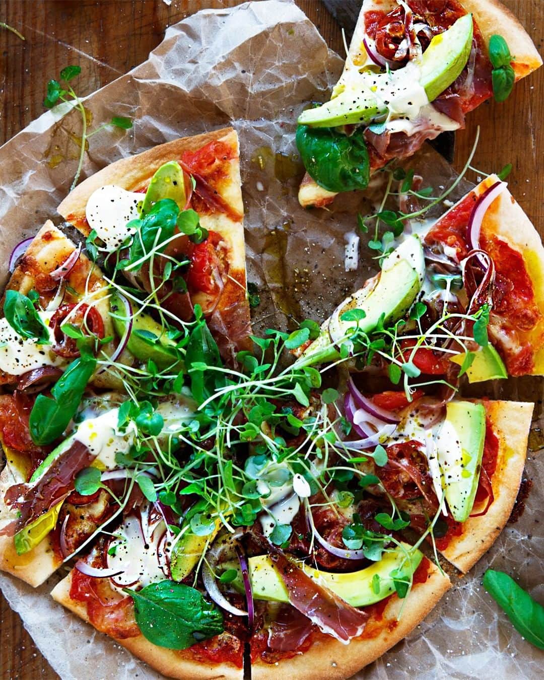 ニュージーランド産アボカドのインスタグラム：「みんな大好きなアボカドピザ。ピザ生地は、カリカリ派？それともソフト派？栄養もお腹もいっぱい。⁠ ⁠ #nzavocado #healthypizza #recipes⁠ ⁠  #ニュージランド産アボカド#ヘルシーピザ #レシピ⁠」