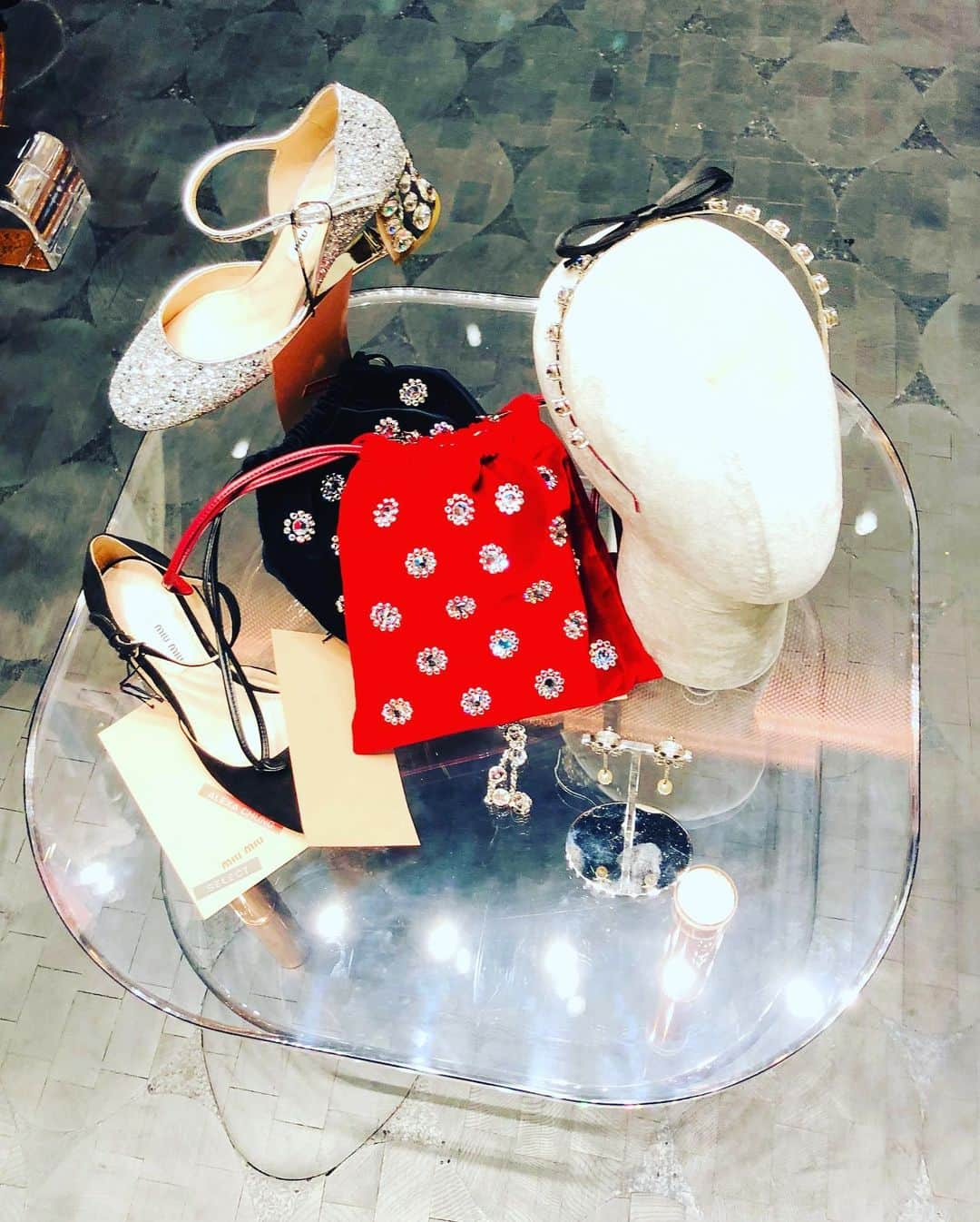 加治まやさんのインスタグラム写真 - (加治まやInstagram)「#miumiuselect のローンチパーティに呼んでいただきました✨NEWコレクション、キラキラで可愛いかった✨✨ たまにはお洒落してかわい子ちゃんたちとお出掛けするのもいいね😍楽しかったぁ〜。 #miumiu #party #dress #fasion #alexachung #collection #パーティ #ファッション」11月23日 11時01分 - mayakaji