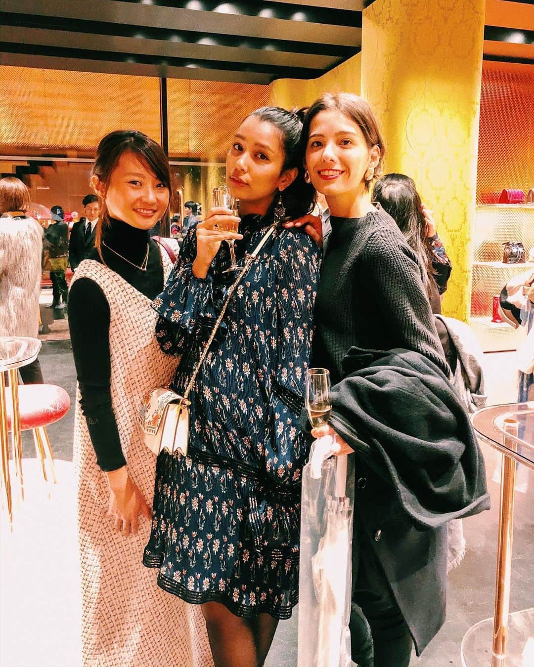 加治まやさんのインスタグラム写真 - (加治まやInstagram)「#miumiuselect のローンチパーティに呼んでいただきました✨NEWコレクション、キラキラで可愛いかった✨✨ たまにはお洒落してかわい子ちゃんたちとお出掛けするのもいいね😍楽しかったぁ〜。 #miumiu #party #dress #fasion #alexachung #collection #パーティ #ファッション」11月23日 11時01分 - mayakaji