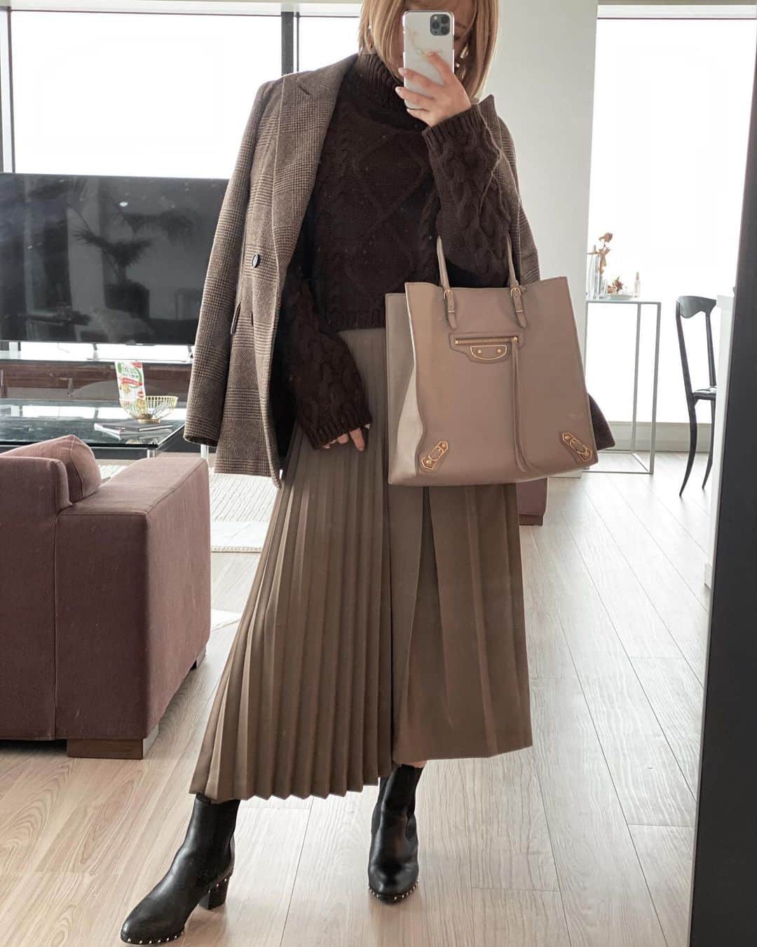 仲村美香さんのインスタグラム写真 - (仲村美香Instagram)「Brown Coordinate🐻 新作のケーブルニットに デザインが可愛いプリーツスカート チェックのジャケット合わせたよ♡ 全部　@marque_official だよ♡ ・ ・ ・ Cable Knit:9,800yen Jacket（Set up）:21,000yen Skirt:8,900yen Bag: @balenciaga  Shoes: @maisonvalentino ・ ・ ・ ・ #coordinate#ootd#outfit#fashion#blogger#japan#marque#marqueofficial#marqueimport#マルク#毎日コーデ#コーデ#ファッション#ブラウンコーデ#秋コーデ」11月23日 10時56分 - mikapu0519