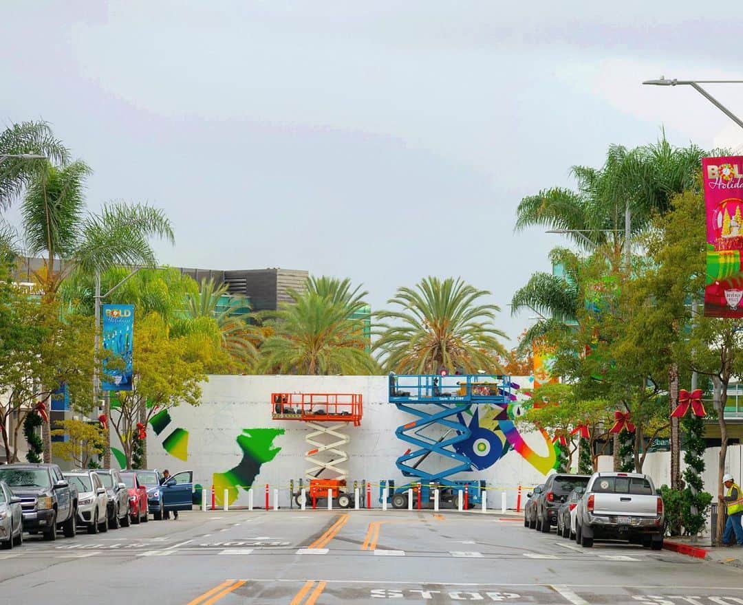 松山智一さんのインスタグラム写真 - (松山智一Instagram)「As usual slow but steady , commissioned mural by the City of Beverly Hills/ Fine Arts Commission. 製作中のビバリーヒルズ壁画。ロサンゼルス市芸術振興協会、対岸NYの自分を招待してくれて🙇🏻‍♂️。絶対的な絵画にしてやる。」11月23日 10時58分 - tomokazumatsuyama