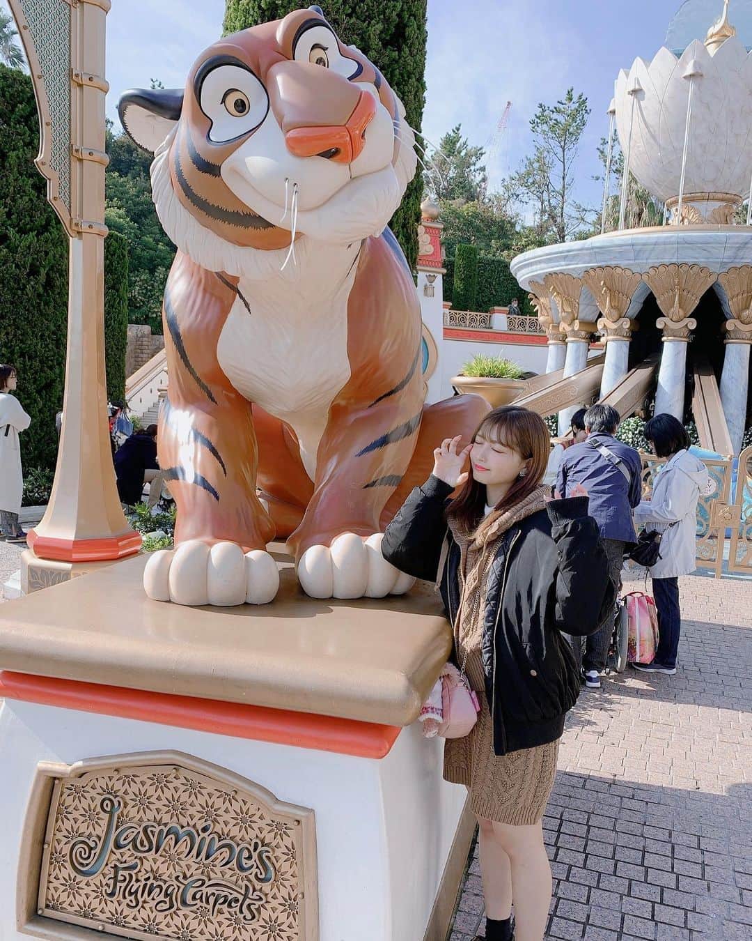 のインスタグラム：「. ジャスミンのフライングカーペット里織菜好きなんだよね\( *´•ω•`*)/ . シーを見渡せる♡ .  #らぶどる #ディズニーリゾート #夢の国 #東京ディズニーシー #TDS #disneyresort #ディズニーキャラクター #ディズニーキャラ #シェリーメイ #シェリーメイコーデ #シェリーメイグッズ #ディズニークリスマス #クリスマス #ディズニークリスマス2019  #ジャスミン #アラジン #ジャスミンのフライングカーペット #ラジャー」