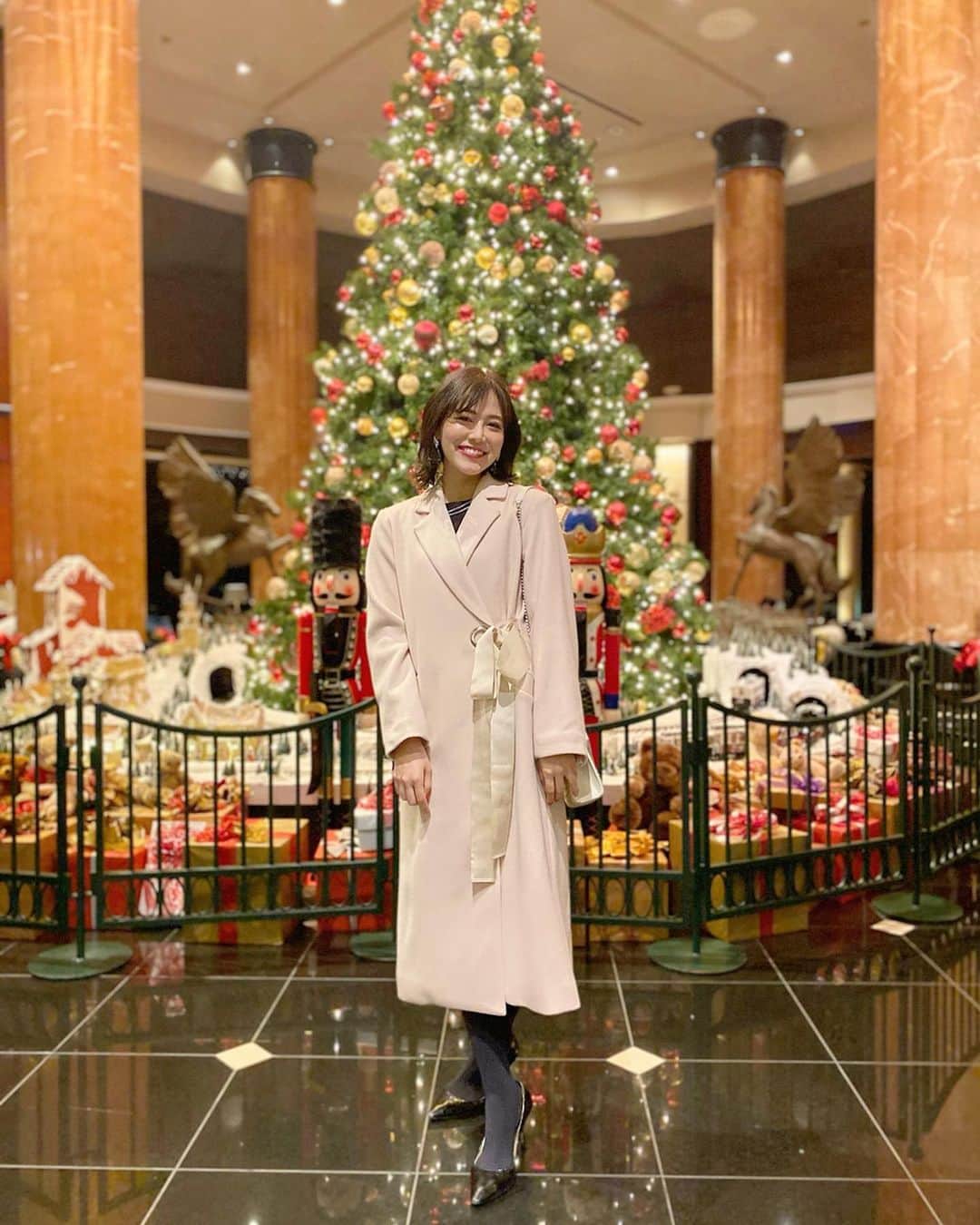 石井里奈さんのインスタグラム写真 - (石井里奈Instagram)「おはよん☀️ . すっかり最近寒いですね❄️ もうコートの季節🤔🧥 . @eclin_official のお気に入りのコートを着て恵比寿散策🚶‍♀️🎄 . リボンがとっても可愛いし、丈間長めで大人っぽくてお気に入り🙈💕 . ウェスティンホテルのロビーから恵比寿のガーデンプレイスはクリスマスを感じるぴったりのお散歩コース🚶‍♀️ 今年もとっても綺麗でうっとり✨ . 今日も寒いですが、みなさん体調に気をつけてくださいね🥺 . 今日も素敵な一日になりますように😍 . #eclin #エクラン #コーデ #きょコ #コーディネート #ファッション #fashion #coordinate #冬コーデ #winter #白コート #コート #クリスマス #クリスマスコーデ #xmas #christmas #恵比寿ガーデンプレイス #ガーデンプレイス #恵比寿 #ebisu #クリスマスツリー #ウェスティンホテル東京 #イルミネーション #ライトアップ #westinhotel #christmastree #xmastree #クリスマスイルミネーション #りなまるコーデ」11月23日 11時04分 - ri7tin1025