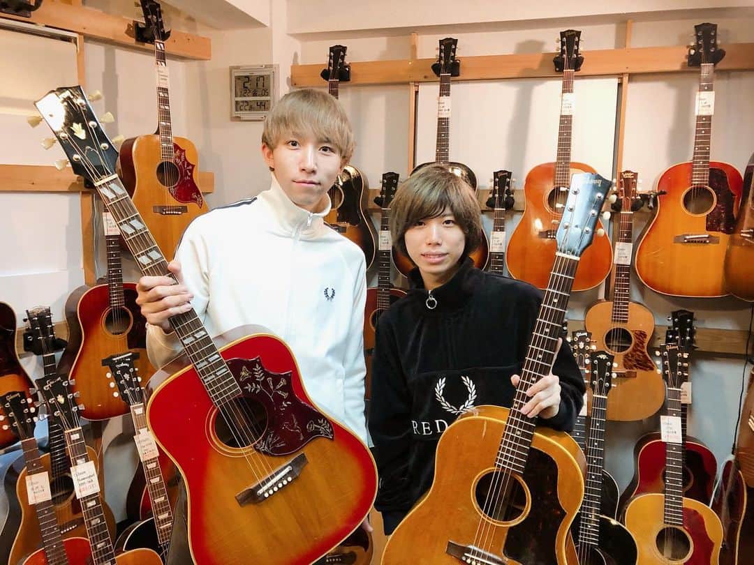 小笹大輔さんのインスタグラム写真 - (小笹大輔Instagram)「with しんちゃん。at en.guitar. 自宅練習用のアンプ探しを手伝ってもらうつもりで歩くデジマートことしんちゃんに連絡したハズなのに、気づいたらアコギ買っててウケました。 しんちゃん楽器屋さんになったらいいと思う。店員さん、じゃなくて楽器屋さんに。概念…  #ギター病患者の会 #白黒フレッドペリーの会 #歩くデジマート #柳沢進太郎 #店員さんの説明に #注釈入れてくれる #欲しい楽器の写真見せると #お店と値段当ててくる #欲しい楽器のスペック言うと #今何本出回ってるか教えてくれる  @fredperry  @shintaro_yanagisawa」11月23日 11時10分 - daisuke_higedan