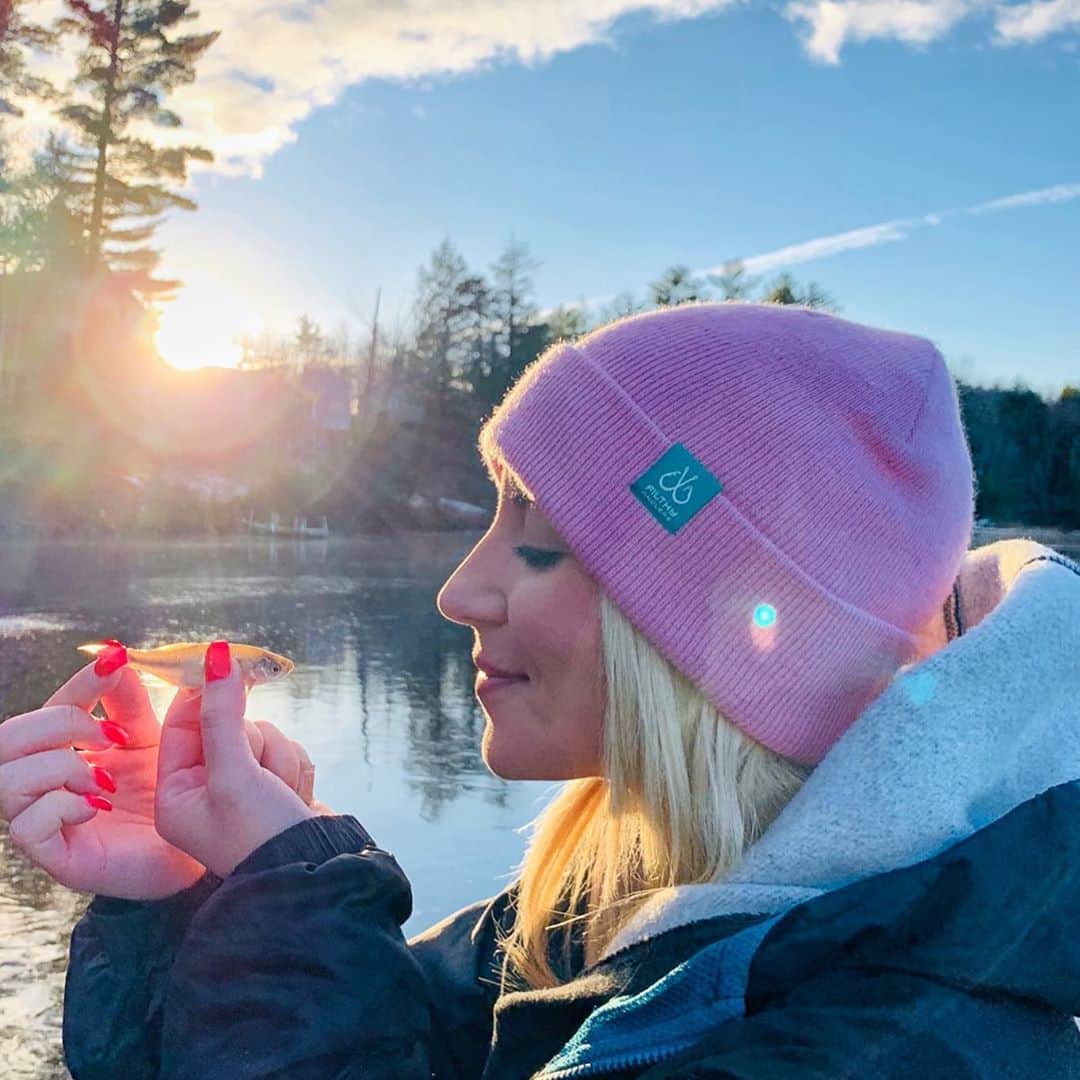 Filthy Anglers™さんのインスタグラム写真 - (Filthy Anglers™Instagram)「It’s Friday my friends! A Filthy Female Friday, brought to you by @kaybeaudin - and yes all fish need some love. Sure it’s getting cold in New England but that’s not stopping Her from getting out on the water. She even ventured a little further up north this past week and found some decent ice. Good time to remind everyone to be safe on that ice, we always here stories that don’t end well, so practice safe ice fishing! Congrats you are Certified Filthy! www.filthyanglers.com. #icefishing #filthyfemales #girlswhofish #girlsfishtoo #ladyangler #outdoorswoman #fishing #bassfishing」11月23日 11時07分 - filthyanglers