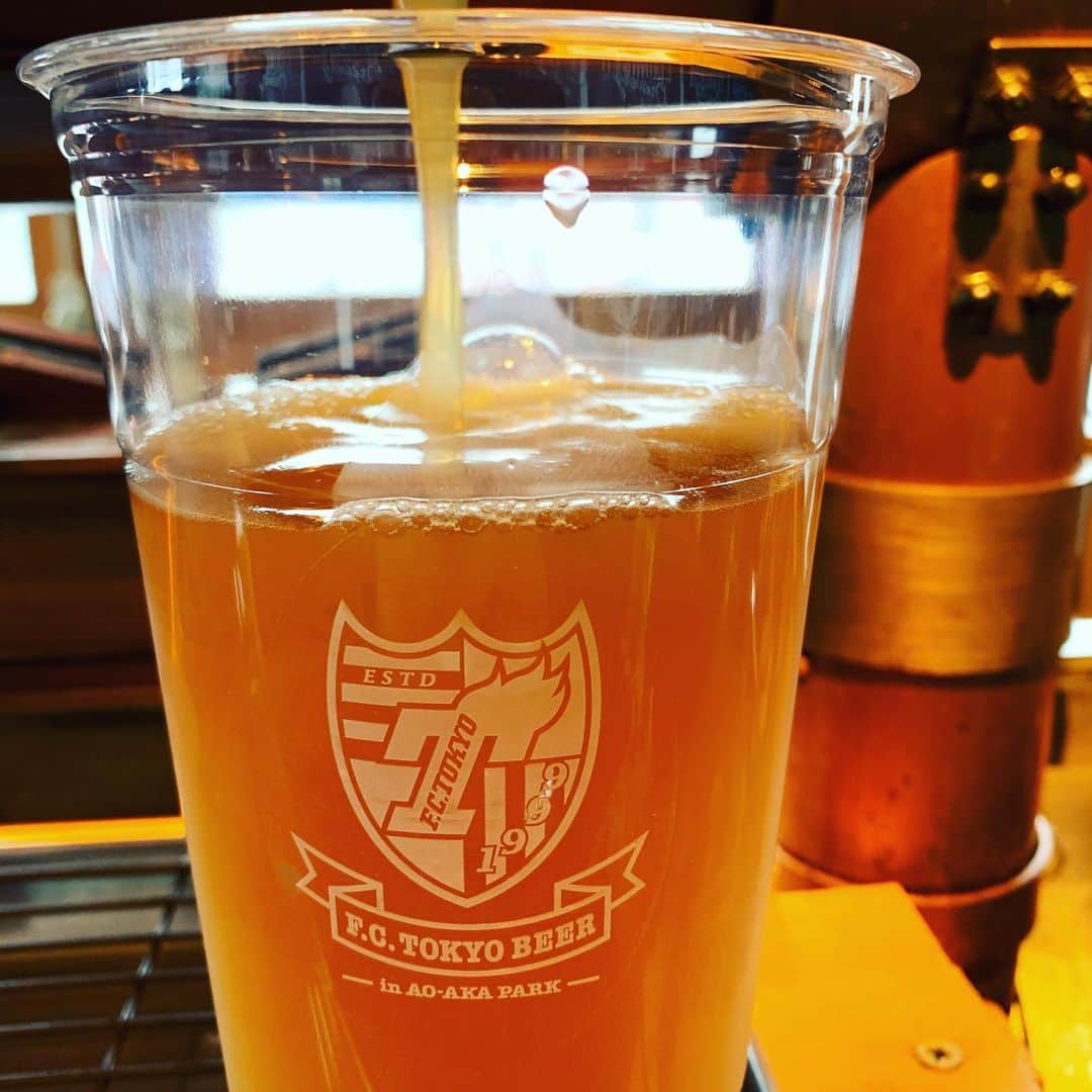 EL★CAMIONのインスタグラム：「. 本日より、FC東京との共同開発のオリジナルビール「F.C.TOKYO BEER in AO-AKA PARK」を販売！！ . 味の素スタジアム青赤パークのEL CAMIONのみの販売となります。 . IPAの特徴であるパワフルなホップの香りが楽しめ、更により多くの 方に楽しんでいただけるよう苦味は控え目でドリンカブルな「ジューシーIPA」になっています。 . 数量限定ですのでお早めに！！ . #elcamion #beertruck #tyharborbrewery #craftbeer #brewery #instabeer #beerstagram #beerporn #beergeek #beerlover #madeintokyo #tysonsandcompany #エルカミオン #ビアトラック #ティーワイハーバーブルワリー #クラフトビール #ブルワリー #インスタビール #ビアスタグラム #クラフトビア  #ビアラバー #天王洲アイル #メイドイントウキョウ #タイソンズアンドカンパニー」