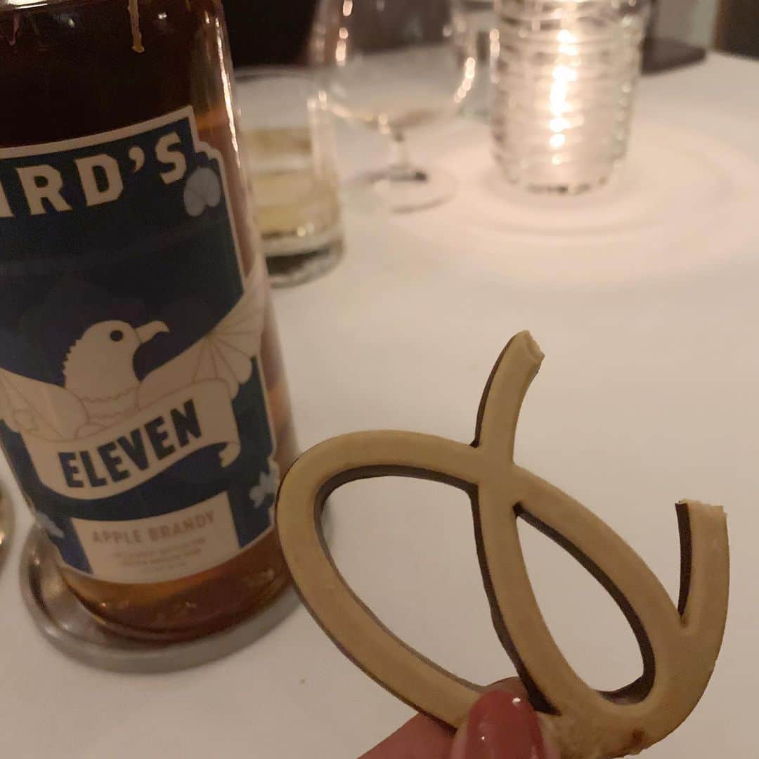 のインスタグラム：「The World's Best 50 Restaurants で世界一になったという @elevenmadisonpark へお友達と皆んなでディナーしてきました。楽しみにしてたイレブンマディソン、濃厚で美味し過ぎるスープから始まりデザートまで本当に素晴らしくて流石の貫禄、久しぶりにレストランで感動✨至福の夜でした。 #nyc_restaurant_ryoko #nyc #restaurant  #manhattan #newyork #elevenmadisonpark」