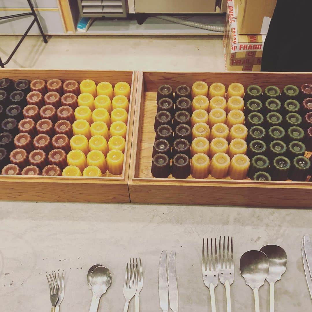 ひうらさとるのインスタグラム：「井上茶寮in MMM今日、明日限定です。 日本初上陸のフランスの作家の器や、素敵なポストカードセットもありますよー。 お茶とカヌレ羊羹はイートインも出来ます。 #井上茶寮 #カヌレ羊羹」