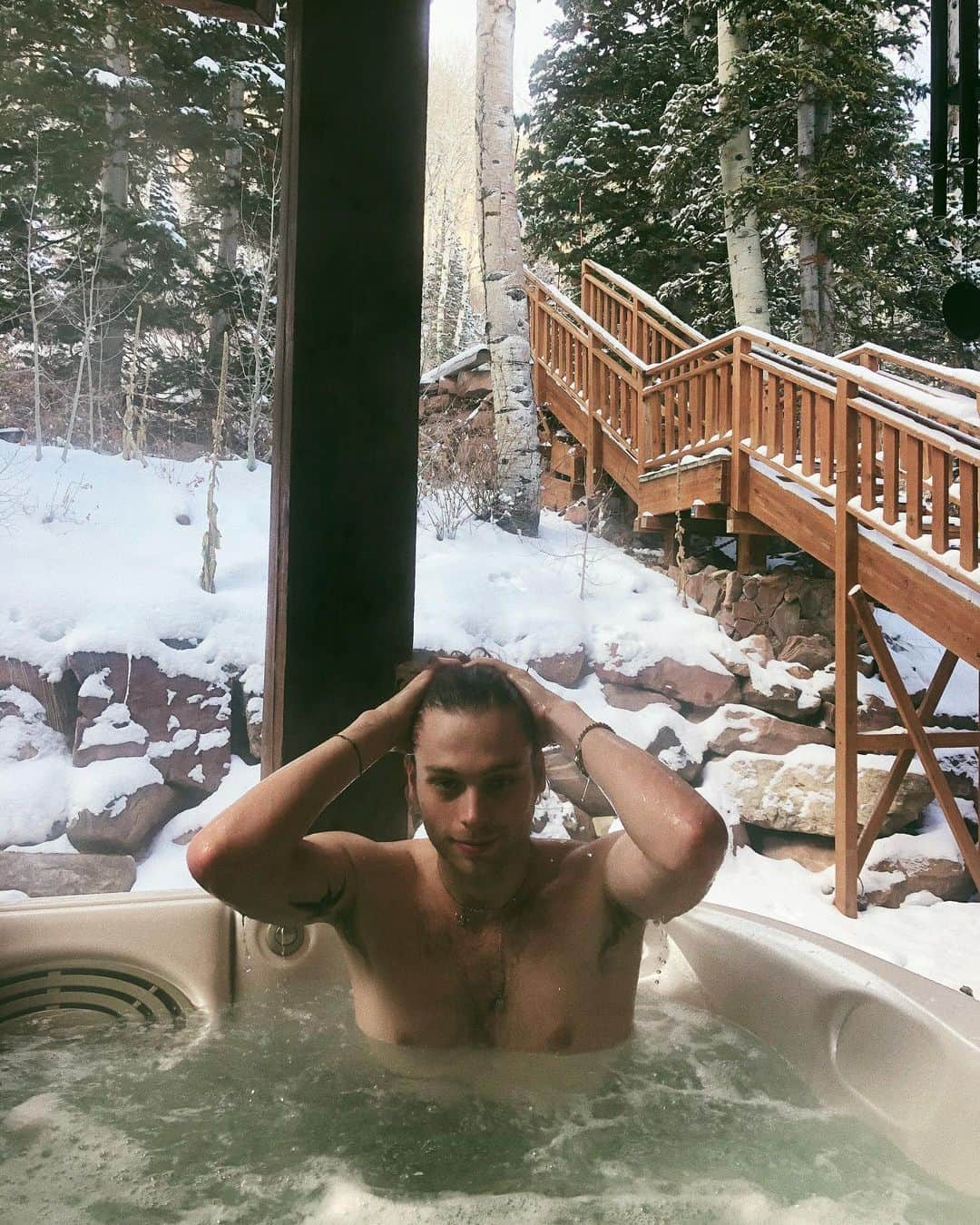 ルーク・ヘミングスさんのインスタグラム写真 - (ルーク・ヘミングスInstagram)「trying to be hot tub time machine sexy then I hit my knee ->>」11月23日 11時32分 - lukehemmings