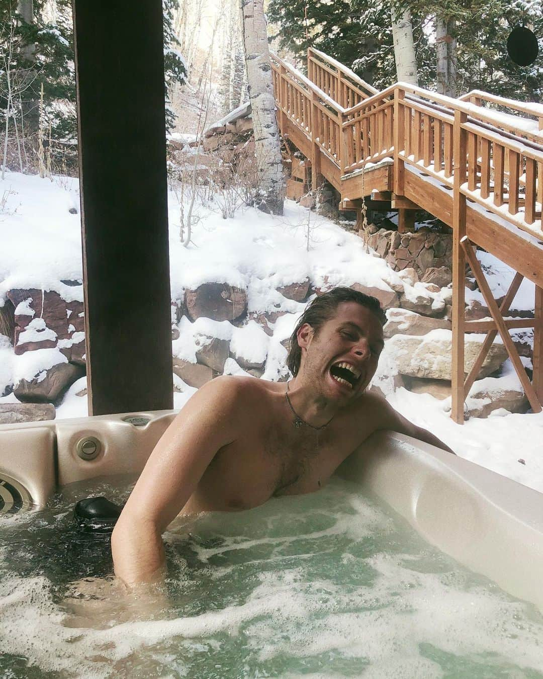 ルーク・ヘミングスさんのインスタグラム写真 - (ルーク・ヘミングスInstagram)「trying to be hot tub time machine sexy then I hit my knee ->>」11月23日 11時32分 - lukehemmings