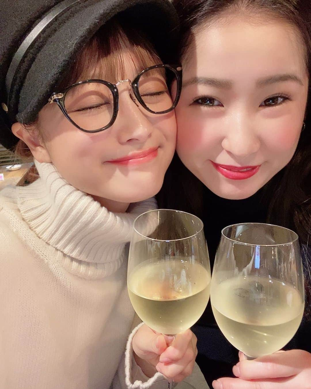 鈴木奈々さんのインスタグラム写真 - (鈴木奈々Instagram)「昨日は地元の親友まいこと、 お酒を飲みました♡♡♡ ほろ酔いでいい気分でした(^-^)！！ 早めにうちに帰って、 うちで旦那とまいこが、 氷結でカンパーイしてました♡♡♡ みんな同級生だから仲良しです(๑˃̵ᴗ˂̵)！！ #大人になったね  #31歳 #幼稚園からの仲 #ばぁちゃんになってもよろしく」11月23日 11時33分 - nana_suzuki79