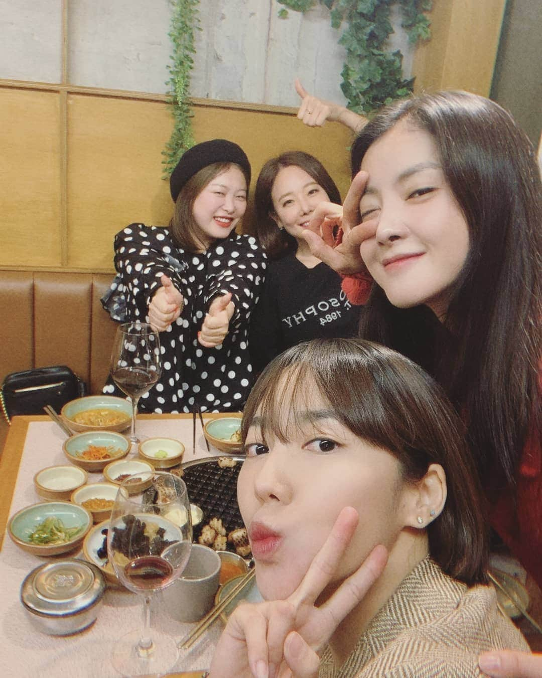 イ・シヨンさんのインスタグラム写真 - (イ・シヨンInstagram)「어제💗오랜만에 밖에서 만난우리👭👭 역시나 너무 행복한 시간❣😍🍖🥘🍷🍻 #내표정무엇 #🤣 #마지막사진은 #만날때마다 #선물을주는 #항상막퍼주는 #유진언니 @yujin_so  #사랑해요 #올겨울 #내손은 #쵹쵹하겠구나아 😊🙌💛🙇‍♀️💗 #솔미언니 #담엔꼭같이😭😭😭」11月23日 11時43分 - leesiyoung38