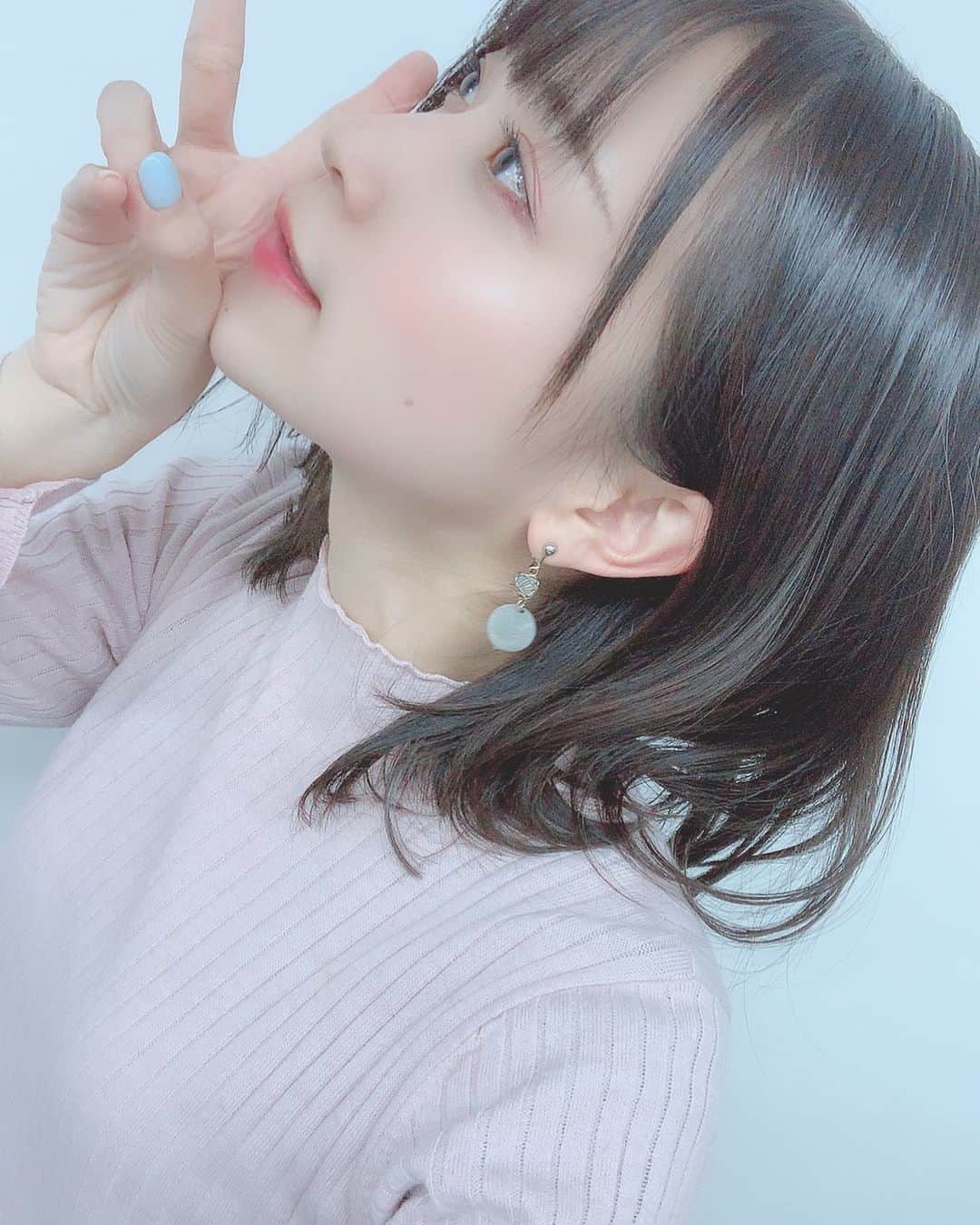 八木沙季のインスタグラム：「💇‍♀️💇‍♀️ . ストーリーにも載せたけど髪切りました🤟 まあまあ切ったかな？？ でも最近この長さが落ち着きます🙆‍♀️ ワンマンに向けて髪も切れたしネイルも行けてよかった💗 みんな11/28ワンマン来てねーー🥺✨ . #カット  #髪の毛  #ミディアムヘア  #髪切りました」