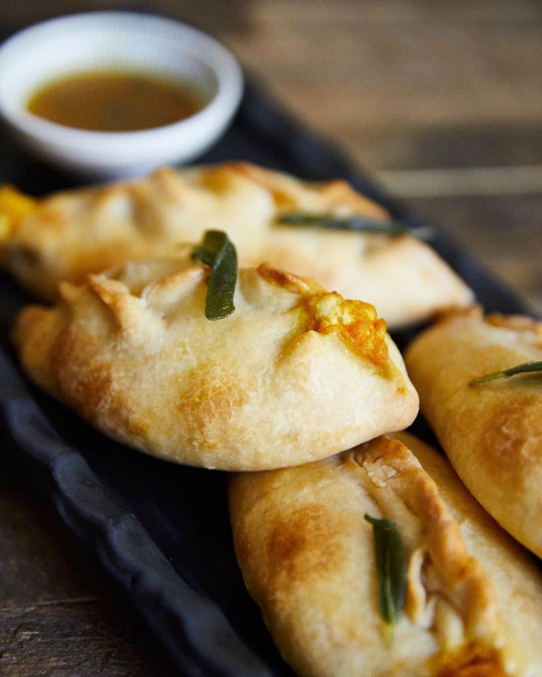 ティファニー・ティーセンさんのインスタグラム写真 - (ティファニー・ティーセンInstagram)「Nothing quite says fall like #pumpkin - and these savory yet sweet pumpkin and squash hand pies will have you ready for your #thanksgiving feast in no time! #linkinbio」11月23日 11時52分 - tiffanithiessen