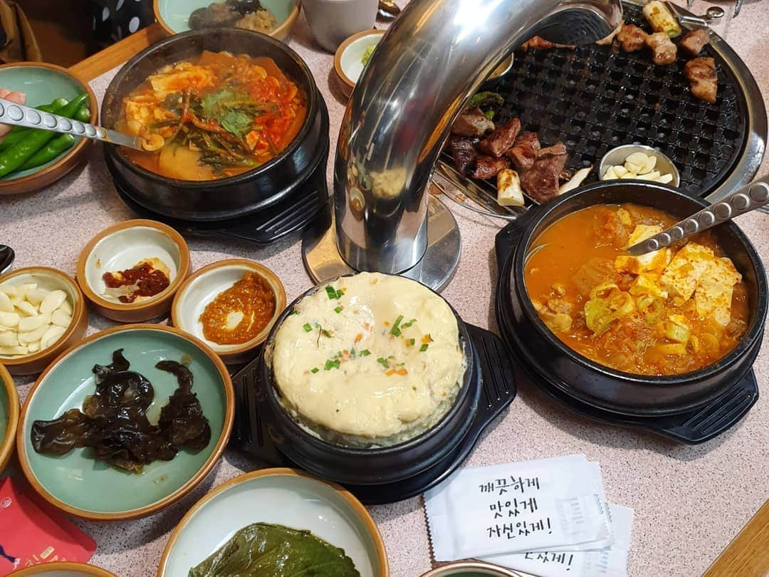 イ・シヨンさんのインスタグラム写真 - (イ・シヨンInstagram)「너무 맛있었던 #팔식당 🐷💗 맛있었는데..이많은게..이 많은것들이 다 내 뱃속으로 들어갔단 사실이..😢 인정하고 싶지 않... 하아 얼마나 또 뛰어야하는것인가...ㅋㅋㅋ큭ㅋ캬캌ㅋ카😭 그래도 맛있었으니 갠차나 #토닥토닥 #어제 #껍데기 #처음먹어봤어요 ㅎㅎㅎ」11月23日 11時52分 - leesiyoung38