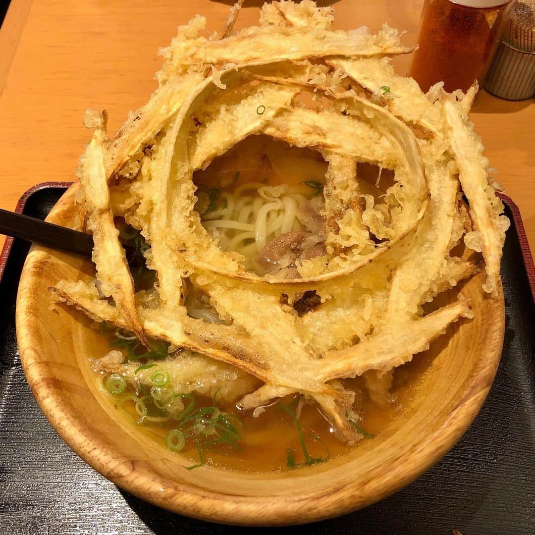 ホリエアツシさんのインスタグラム写真 - (ホリエアツシInstagram)「#ごぼう天うどん という概念 #大地のうどん #博多駅」11月23日 11時52分 - a.horie