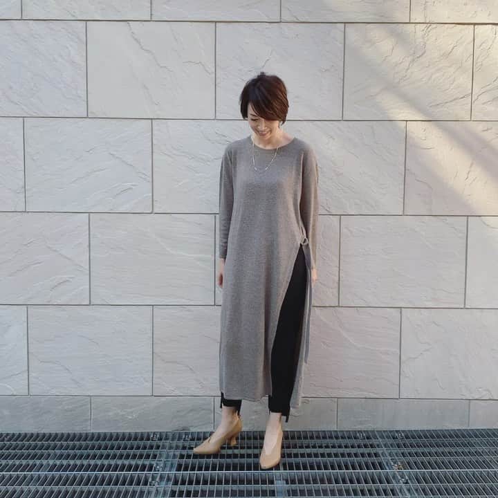 のインスタグラム：「ショップチャンネル「cincuenta」の生放送が11/30〜始まります！  ①11/30(土) 00:00〜 ②11/30(土) 9:00〜 ③11/30(土) 22:00〜  3回放送です。 すでにサンプルを着ていますが…すごく使えるものばかり。ワンピースも、ニットもコートも…おススメです☺︎ #シンクエンタ #cincuenta #ショップチャンネル #辺見えみり」