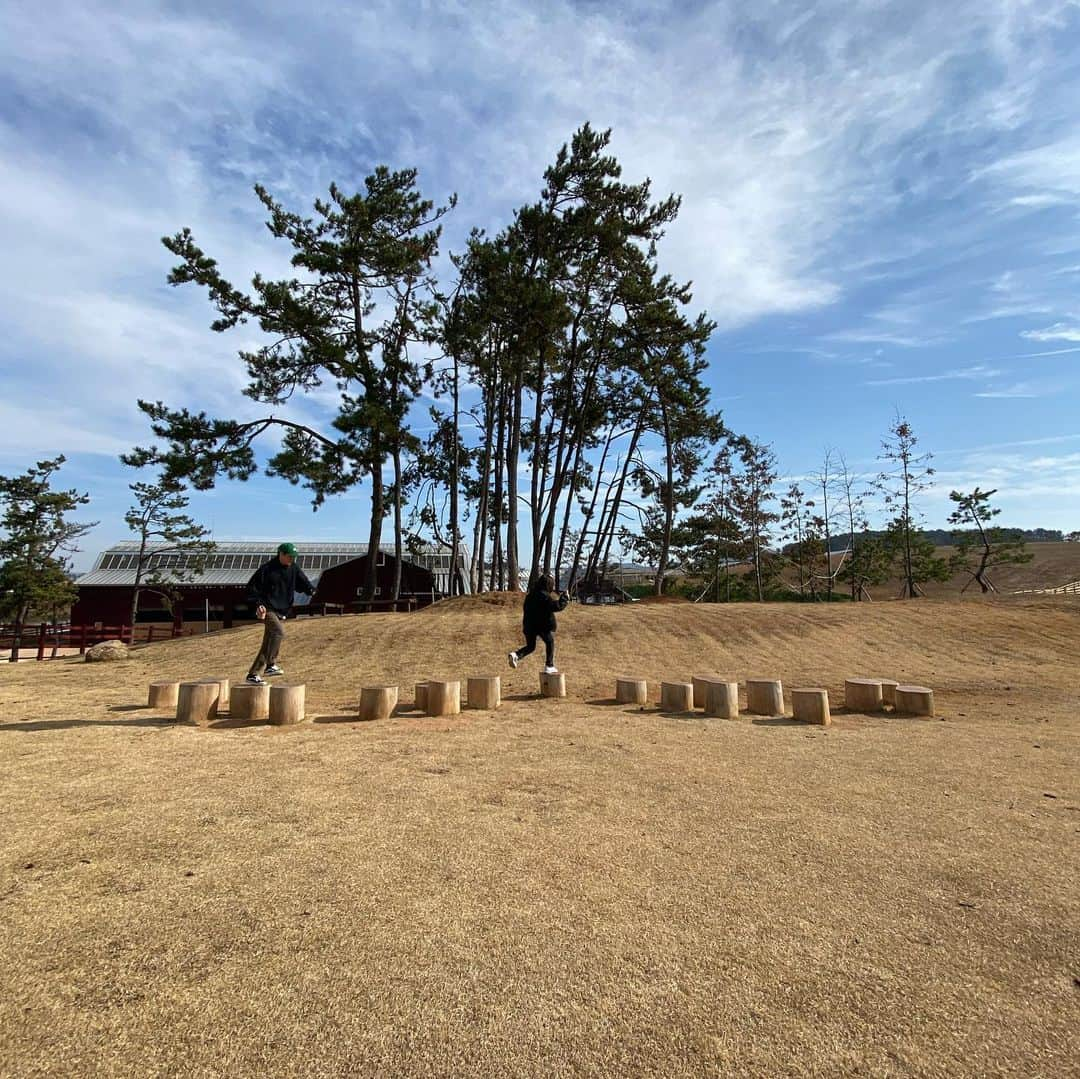 TABLO さんのインスタグラム写真 - (TABLO Instagram)「farm life  #상하농원 #sanghafarm #파머스빌리지 #nostresszone #fatheranddaughter」11月23日 11時54分 - blobyblo