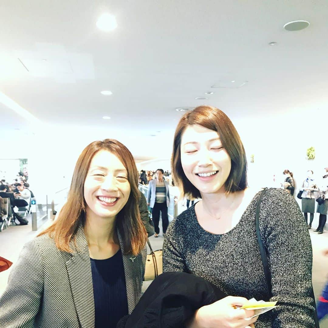 寺川綾さんのインスタグラム写真 - (寺川綾Instagram)「今からまたまた大阪へ✈️ 空港で！あの！白目先輩に偶然お会いして、お写真お願いしましたー😁💕 いつもインスタ見て、面白いな〜と思っていたので、とっても光栄です😆 さすがの表情👏お見事です✨ 今からバレー教室に向かわれるとのこと🏐 行ってらっしゃいませ〜✈️ 一応⁉️普通のも載せさせていただきます🤙 #偶然羽田で #白目先輩 #スポーツビズ繋がり #ありがとうございました💓」11月23日 11時56分 - terakawaaya_official