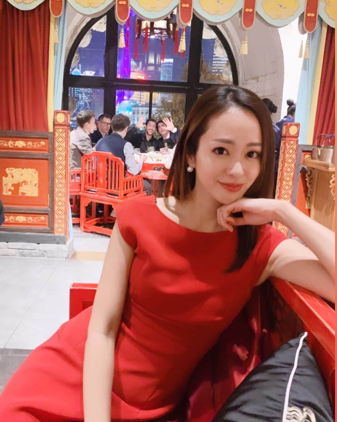 のインスタグラム：「hotpot🍲が大好きな私は 中国圏にいくと必ずリクエスト🔥 外灘にある"小龙翻大江" showtimeがあり愉快な火鍋屋さん😂 最高でした🔥🔥🔥 . . . #小龙翻大江#上海#外灘#bund#thebund #火鍋#hotpot #akikiinshanghai」