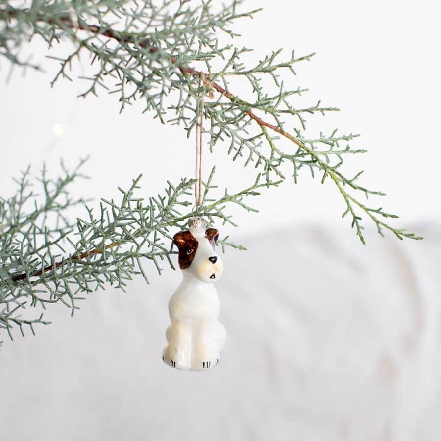 オルネ ド フォイユさんのインスタグラム写真 - (オルネ ド フォイユInstagram)「【エストニアから届いた、素朴でかわいいオーナメント】﻿ ﻿ ありそうでなかった、ヨーロッパのノエルオーナメントが集まりました！﻿ ﻿ 普段のインテリアにも取り入れられる、クリスマス色の少ない動物モチーフのオーナメント。﻿ ﻿ 本物みたいな木の枝のガーランドも、シンプルなデザインなのでクリスマス時期に限らずデコレーションに使えそう。﻿ LEDライトと合わせてみたり、丸めてリースにしてみたり、一本でいろんなアレンジができますよ。﻿ ﻿ 東欧の蚤の市で見つけてきたかのようなチープ感がかわいい、ノスタルジックなミニツリーはさりげなくノエルの雰囲気を出すのにおすすめです。﻿ ﻿ ﻿ ●こちらの商品はWEBショップ、不動前店、吉祥寺店（一部商品のみ）にて販売しております。﻿ ﻿ ———————————————﻿ ◯WEBショップに関するお問い合わせ◯﻿ オルネ ド フォイユWEBショップ﻿ TEL：03-6876-7832　﻿ （午前10時～午後6時／土日祝定休）﻿ e-mail：order@orne.co.jp﻿ ﻿ ﻿ ﻿ #オーナメント #ノエルオーナメント #クリスマスオーナメント #オーナメントボール #ガラスオーナメント #動物オーナメント #christmastree #クリスマスツリー #noel #ノエル #noeldeco #noeldecoration #ノエルデコレーション #display #ディスプレイ #リビングインテリア #東欧 #東欧雑貨 #北欧 #北欧インテリア #北欧デザイン #北欧雑貨 #エストニア #アンティーク#海外インテリア #インテリア #暮らし  #livstagrammer #ornedefeuilles #オルネドフォイユ」11月23日 12時06分 - ornedefeuilles
