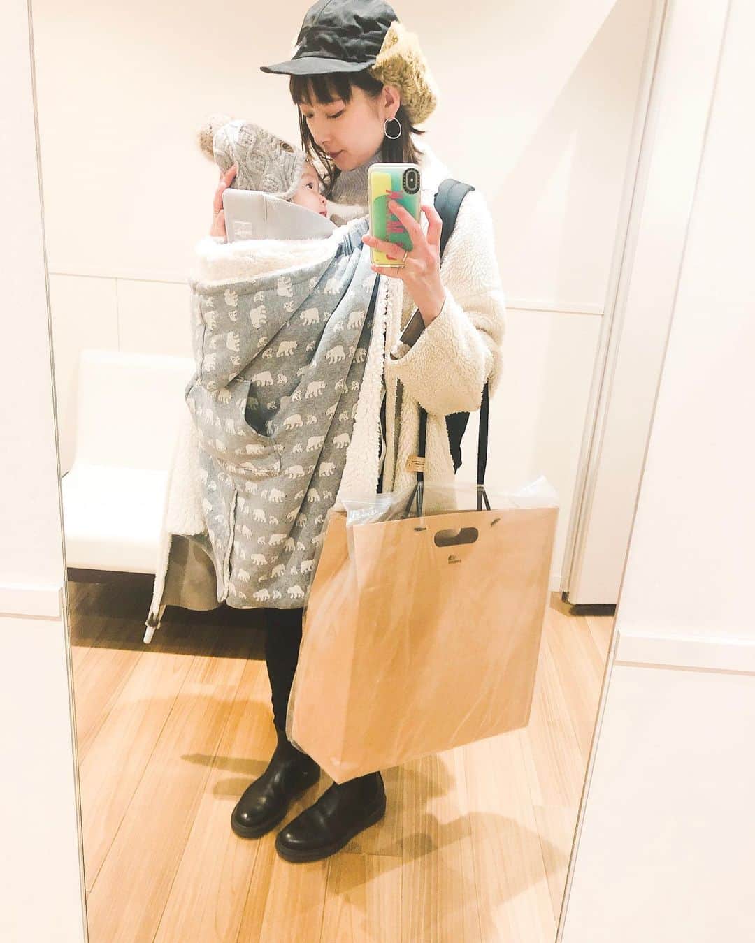 松本亜希のインスタグラム：「寒いからめっちゃ防寒したけどきなりん暑いかな😳💦 THE NORTH FACEの Baltro Light Jacket抽選当たって買いに行ってきた😻 やっぴぃ🤗🧡💜💚 . #THENORTHFACE #BaltroLightJacket」