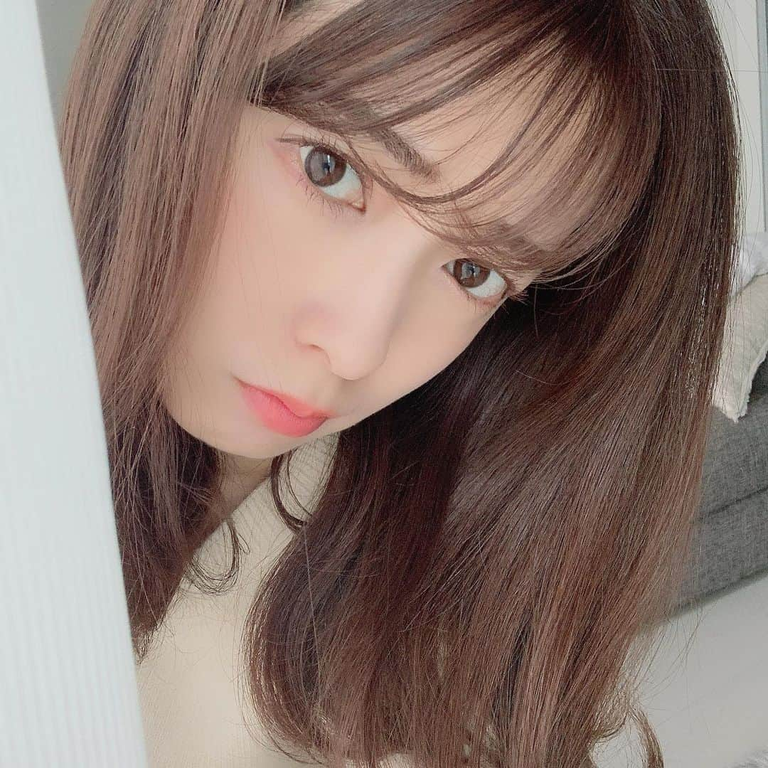 斉藤優里さんのインスタグラム写真 - (斉藤優里Instagram)「昨日も今日も雨☔️なんで〜（笑）﻿ 皆さん今日も1日頑張ろうね♡﻿ ﻿ 最近、前髪が伸びてきて流したり﻿ おろしたりどっちにも出来る長さに﻿ なったよ〜気分で変えてるの﻿ ﻿ この写真だとあんまり見えてないけど﻿ 眉毛が最近絶好調で嬉しい😂💓﻿ ﻿ ﻿ ﻿ #斉藤優里 #ゆったん﻿ #たんたんたんゆったんたん﻿」11月23日 12時16分 - yuuri_3ito