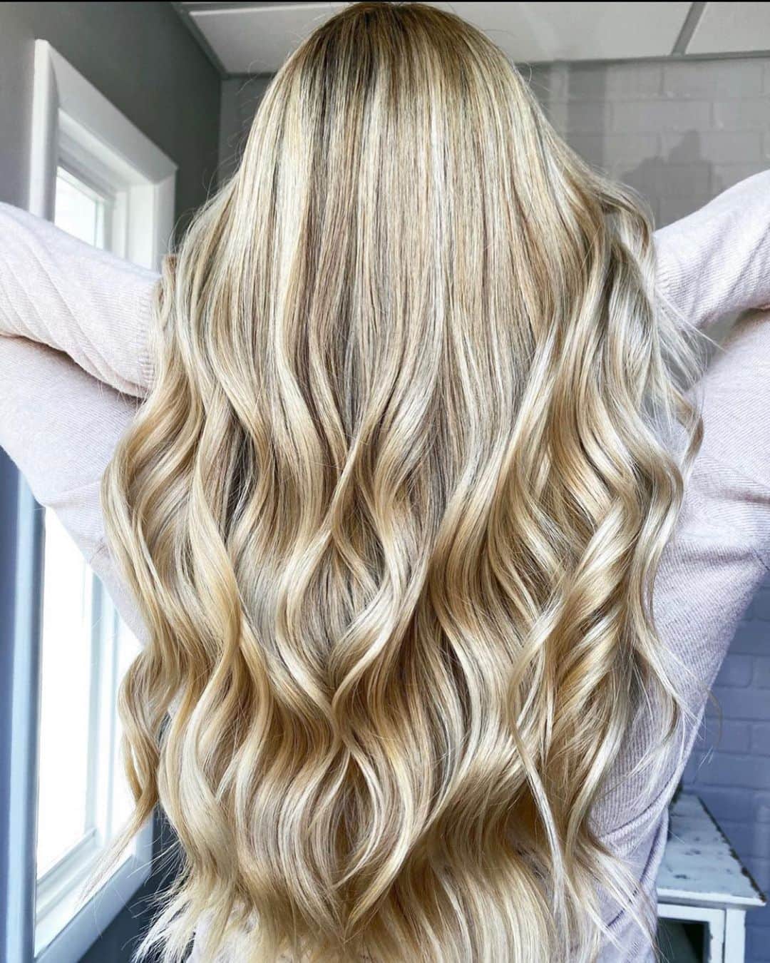 ティーガン・プレスリーのインスタグラム：「Is it just me or does this pose with the hair really do it for you? Because it does for me #justsaying  Thank you @jessdeehair for killing it.  #teaganpresley #blonde」