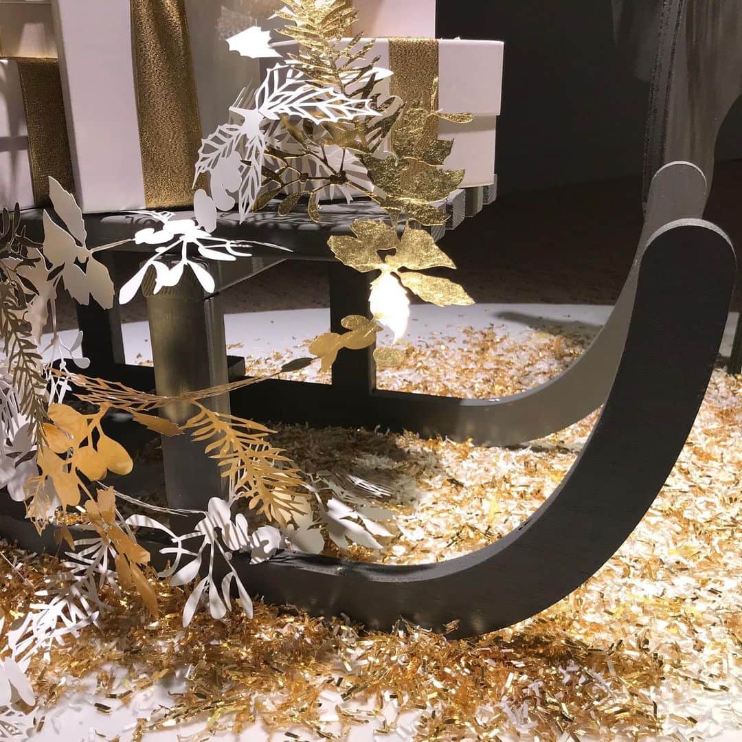 GINZA TANAKAさんのインスタグラム写真 - (GINZA TANAKAInstagram)「#銀座本店 6Fにて、12月25日まで開催中 ・ ☆ペーパーアーティスト 菅野一剛　クリスマスを彩るゴールドとペーパーアートの世界☆ ・ 実際の雪にも負けないくらい、キラキラ光る#金箔 の雪をかき分けて。 たくさんのプレゼントを積んだソリが走ります！ ・ #菅野一剛 #クリスマスジュエリーフェア #クリスマスブライダルフェア ☆どちらも 12月25日まで開催、お気軽にお立ち寄りください  #ブライダル #婚約指輪　#エンゲージリング #結婚指輪　#マリッジリング #ご来店予約 はサイトよりお受けします  #GINZATANAKA #ginzatanaka #ギンザタナカ #田中貴金属  #ゴールドをもっと自由に」11月23日 12時25分 - ginzatanaka_bridal