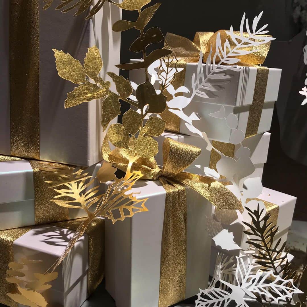 GINZA TANAKAさんのインスタグラム写真 - (GINZA TANAKAInstagram)「#銀座本店 6Fにて、12月25日まで開催中 ・ ☆ペーパーアーティスト 菅野一剛　クリスマスを彩るゴールドとペーパーアートの世界☆ ・ 実際の雪にも負けないくらい、キラキラ光る#金箔 の雪をかき分けて。 たくさんのプレゼントを積んだソリが走ります！ ・ #菅野一剛 #クリスマスジュエリーフェア #クリスマスブライダルフェア ☆どちらも 12月25日まで開催、お気軽にお立ち寄りください  #ブライダル #婚約指輪　#エンゲージリング #結婚指輪　#マリッジリング #ご来店予約 はサイトよりお受けします  #GINZATANAKA #ginzatanaka #ギンザタナカ #田中貴金属  #ゴールドをもっと自由に」11月23日 12時25分 - ginzatanaka_bridal