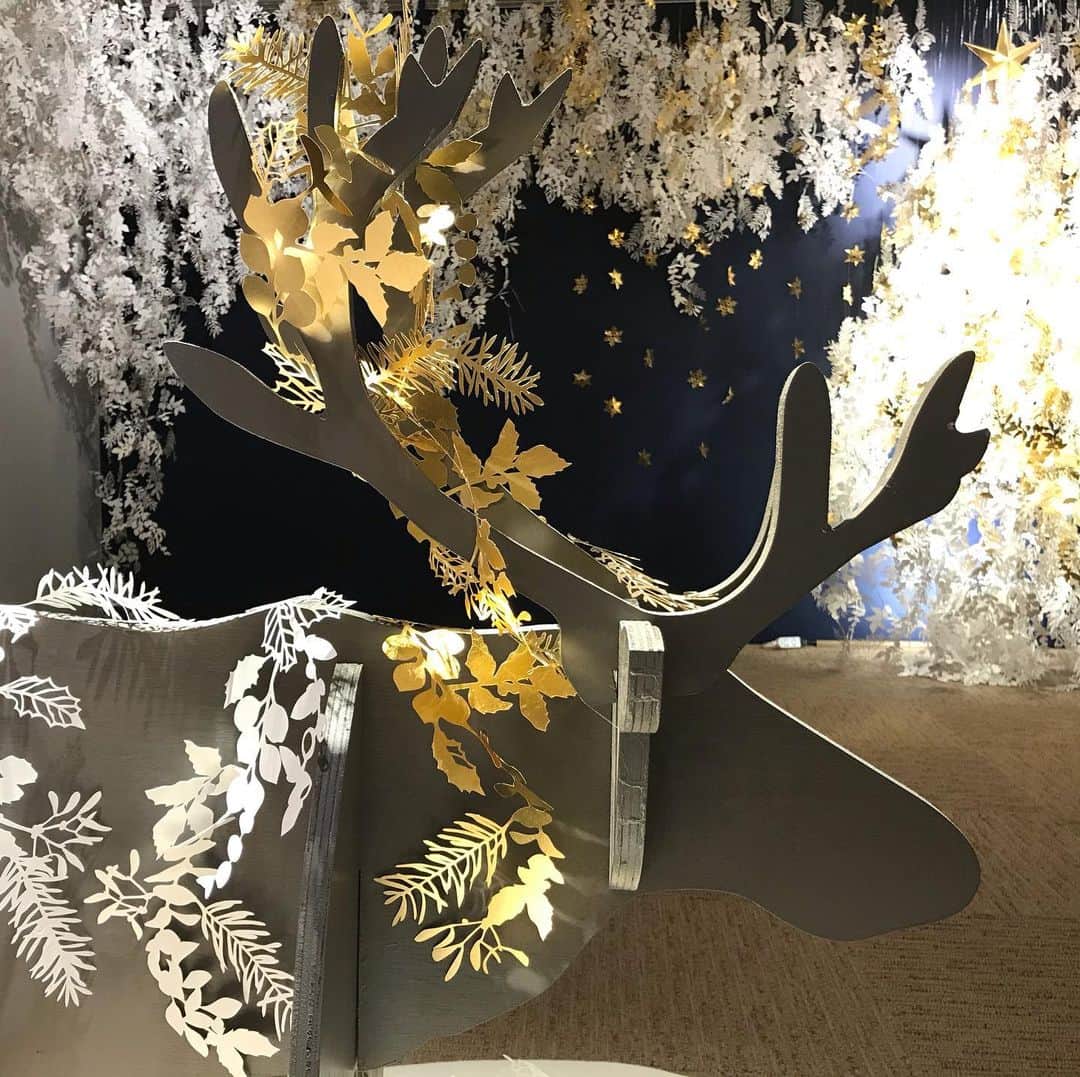 GINZA TANAKAさんのインスタグラム写真 - (GINZA TANAKAInstagram)「プレゼントを運ぶのは、このトナカイ✨ ・ #銀座本店 6Fにて、12月25日まで開催中 ☆ペーパーアーティスト 菅野一剛　クリスマスを彩るゴールドとペーパーアートの世界☆ ・ 実際の雪にも負けないくらい、キラキラ光る#金箔 の雪をかき分けて。 たくさんのプレゼントを積んだソリが走ります！ ・ #菅野一剛 #クリスマスジュエリーフェア #クリスマスブライダルフェア ☆どちらも 12月25日まで開催、お気軽にお立ち寄りください  #ブライダル #婚約指輪　#エンゲージリング #結婚指輪　#マリッジリング #ご来店予約 はサイトよりお受けします  #GINZATANAKA #ginzatanaka #ギンザタナカ #田中貴金属  #ゴールドをもっと自由に」11月23日 12時37分 - ginzatanaka_bridal