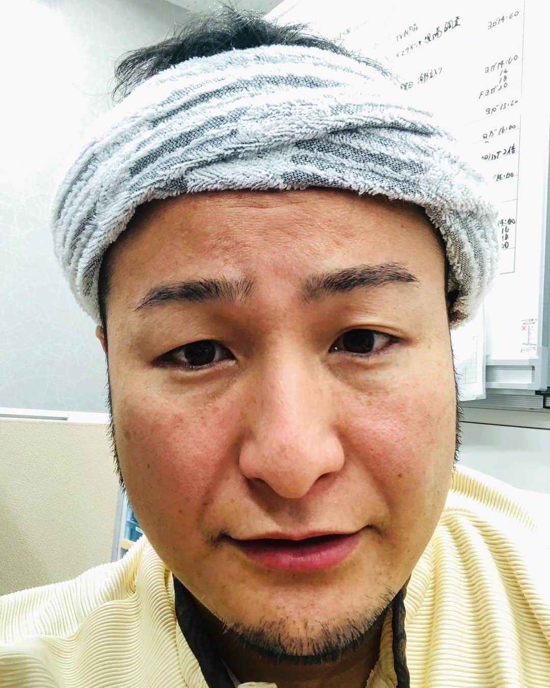 石山大輔のインスタグラム：「蘭々の湯で楼流のお仕事でしたー。 幕張出番の前にこの営業が入ると、１日ヘトヘトです！！ これはプライベートで来たい場所だ（笑） 安村さんは、スーパー銭湯に来るそういう名物オジサンみたい！  12月に尊敬している先輩の芝山さんにお誘いして貰いました、生意気にもお笑いについて喋らせて貰えます。 コマンダンテの石井さんもです。  今日も雨によってお外の営業キャンセルなりましたー。。。 今年は天災が多くて大変です！  誰か土日に室内の営業を下さい（笑）  #蘭々の湯  #しんどいとくつろぎが50:50 #暑過ぎるともはや楽しい #とにかく明るい安村 #バンビーノ #コマンダンテ石井 #芸人 #高円寺 #トークライブ」