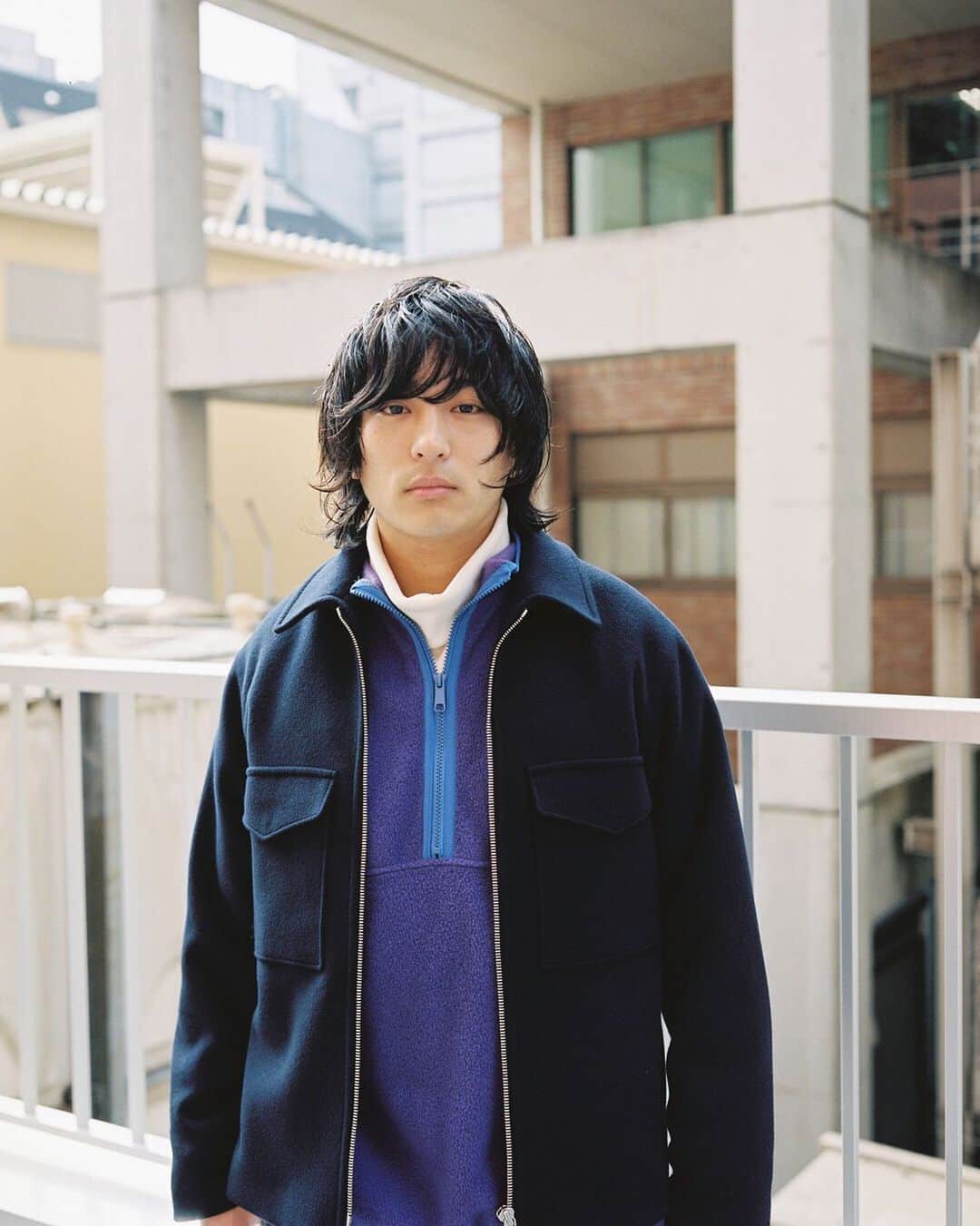 のインスタグラム：「﻿ ﻿ 【「こだわらない男」でいるために 古舘佑太郎の天の邪鬼な純粋さ。】﻿ ﻿  ベイクルーズが展開しているセレクトショップ「JOURNAL STANDARD relume」。﻿ ﻿ 今シーズンにオーストラリア産のLAMBと呼ばれる子羊より取れる原料を使った《LANA WOOL》アウターをリリース。﻿ ﻿ そして今回、バンド『2』のボーカル&ギターを務め、役者としても活躍する古舘佑太郎さんに細かな繊維で着心地のよいアウター3型を着用した上で、再開発著しい渋谷の街をフォトグラファーのトヤマタクロウさんとともに散策してもらいました。﻿ ﻿ 常に無造作だというファッションと一方で細部までこだわってしまう音楽について、今年100本近くのライブをこなして見えた景色について話を訊いた。﻿ ﻿ そこには枠にとらわれないで活動の幅を広げる、天の邪鬼ながらも純粋な青年の姿があった。﻿ ﻿ ﻿ ---------------﻿ ﻿ ﻿ 特集公開！﻿ 詳しくは下記URLまたはハイライト"LANAWOOL"よりご覧ください﻿ http://bit.ly/34dAXzA﻿ ﻿ ﻿ @furutachiutaroo﻿ #古舘祐太郎﻿ #2﻿ #woolcoat﻿ #coat﻿ #fashion﻿ #journalstandardrelume﻿ #baycrews」