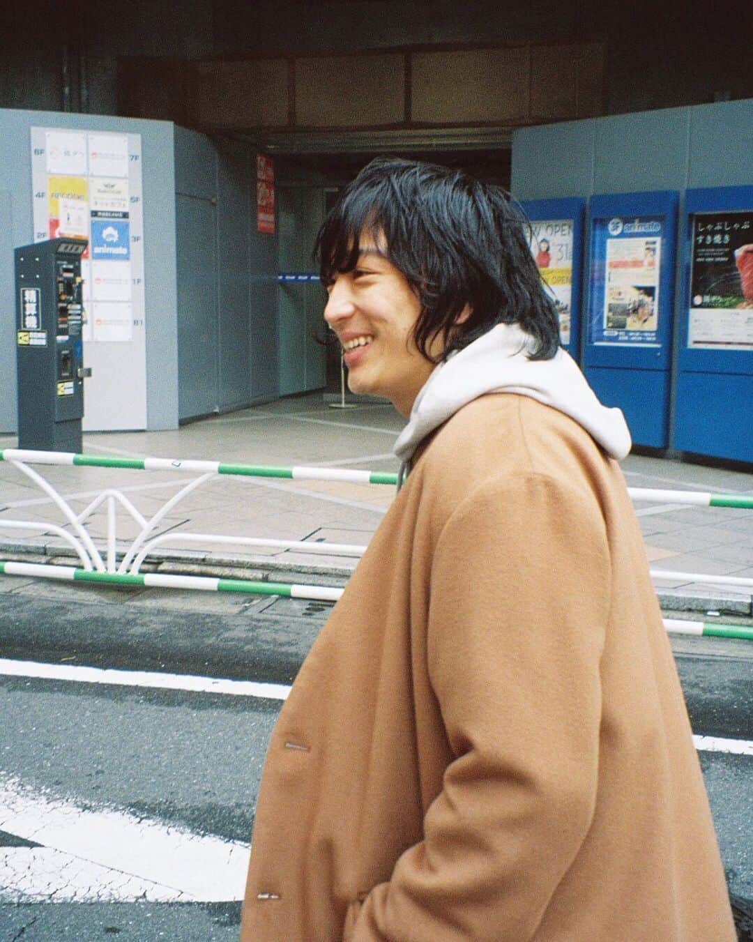 のインスタグラム：「﻿ ﻿ 【「こだわらない男」でいるために 古舘佑太郎の天の邪鬼な純粋さ。】﻿ ﻿  ベイクルーズが展開しているセレクトショップ「JOURNAL STANDARD relume」。﻿ ﻿ 今シーズンにオーストラリア産のLAMBと呼ばれる子羊より取れる原料を使った《LANA WOOL》アウターをリリース。﻿ ﻿ そして今回、バンド『2』のボーカル&ギターを務め、役者としても活躍する古舘佑太郎さんに細かな繊維で着心地のよいアウター3型を着用した上で、再開発著しい渋谷の街をフォトグラファーのトヤマタクロウさんとともに散策してもらいました。﻿ ﻿ 常に無造作だというファッションと一方で細部までこだわってしまう音楽について、今年100本近くのライブをこなして見えた景色について話を訊いた。﻿ ﻿ そこには枠にとらわれないで活動の幅を広げる、天の邪鬼ながらも純粋な青年の姿があった。﻿ ﻿ ﻿ ---------------﻿ ﻿ ﻿ 特集公開！﻿ 詳しくは下記URLまたはハイライト"LANAWOOL"よりご覧ください﻿ http://bit.ly/34dAXzA﻿ ﻿ ﻿ @furutachiutaroo﻿ #古舘祐太郎﻿ #2﻿ #woolcoat﻿ #coat﻿ #fashion﻿ #journalstandardrelume﻿ #baycrews」